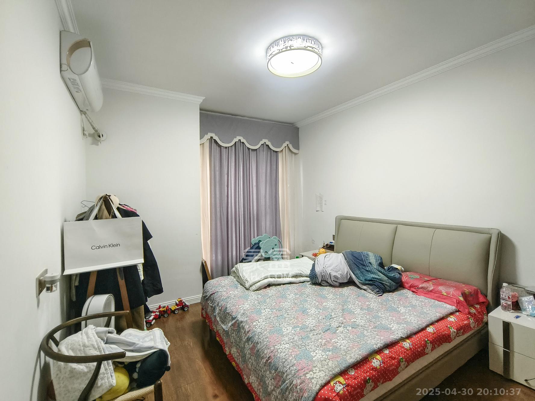 三一街区 3室2厅2卫 73.0万 三一街区 3室2厅2卫 73.0万卧室