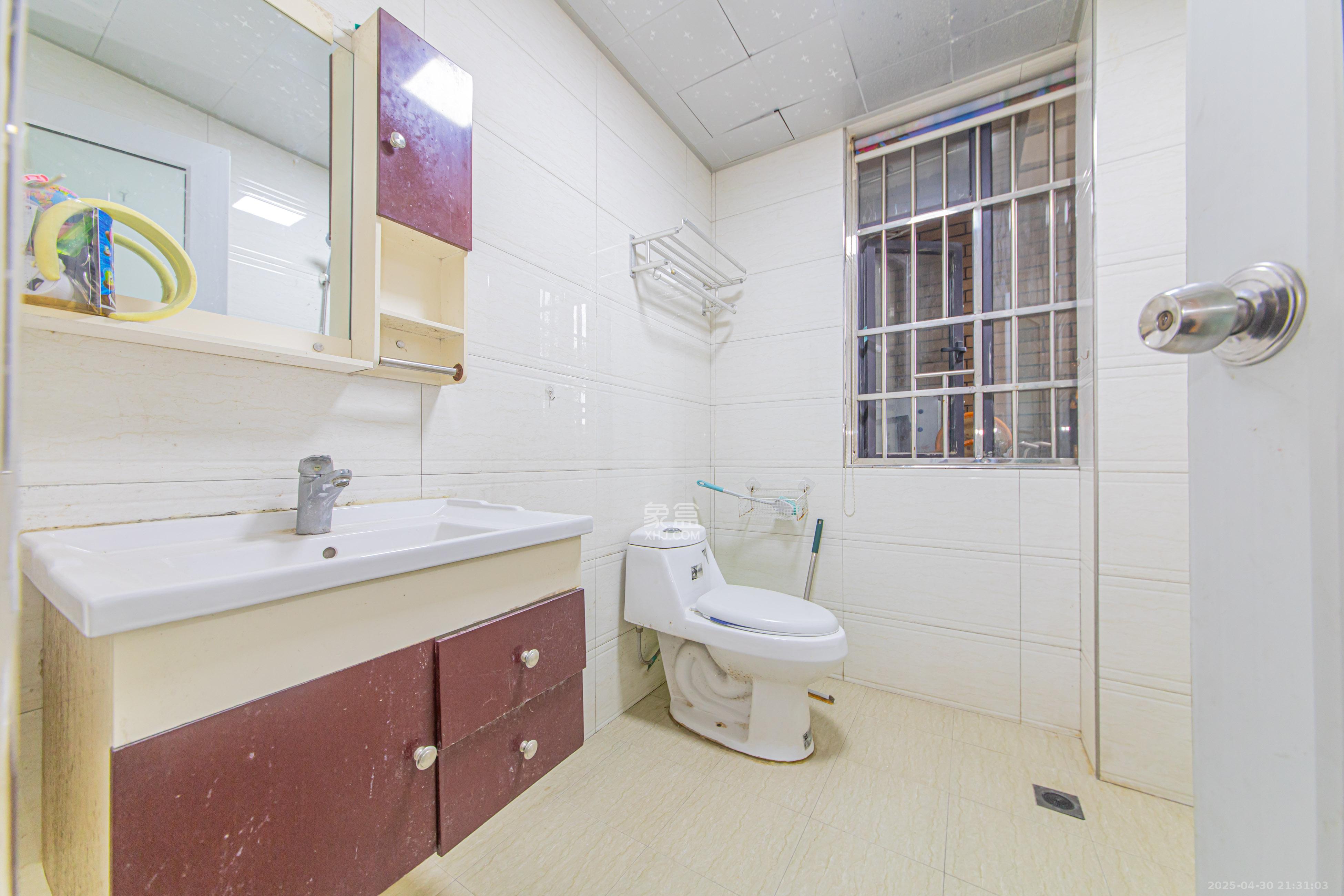 兴汝金城 3室2厅2卫 110.0万 兴汝金城 3室2厅2卫 110.0万卫生间