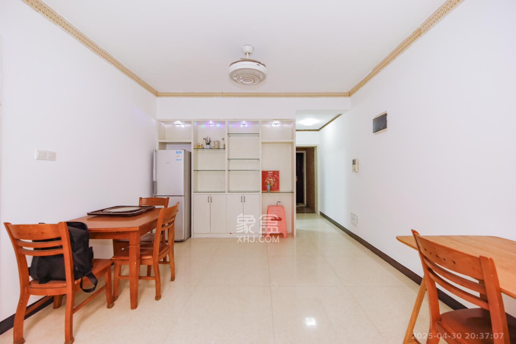 上海城小区 3室2厅1卫 90.0万 上海城小区 3室2厅1卫 90.0万客厅