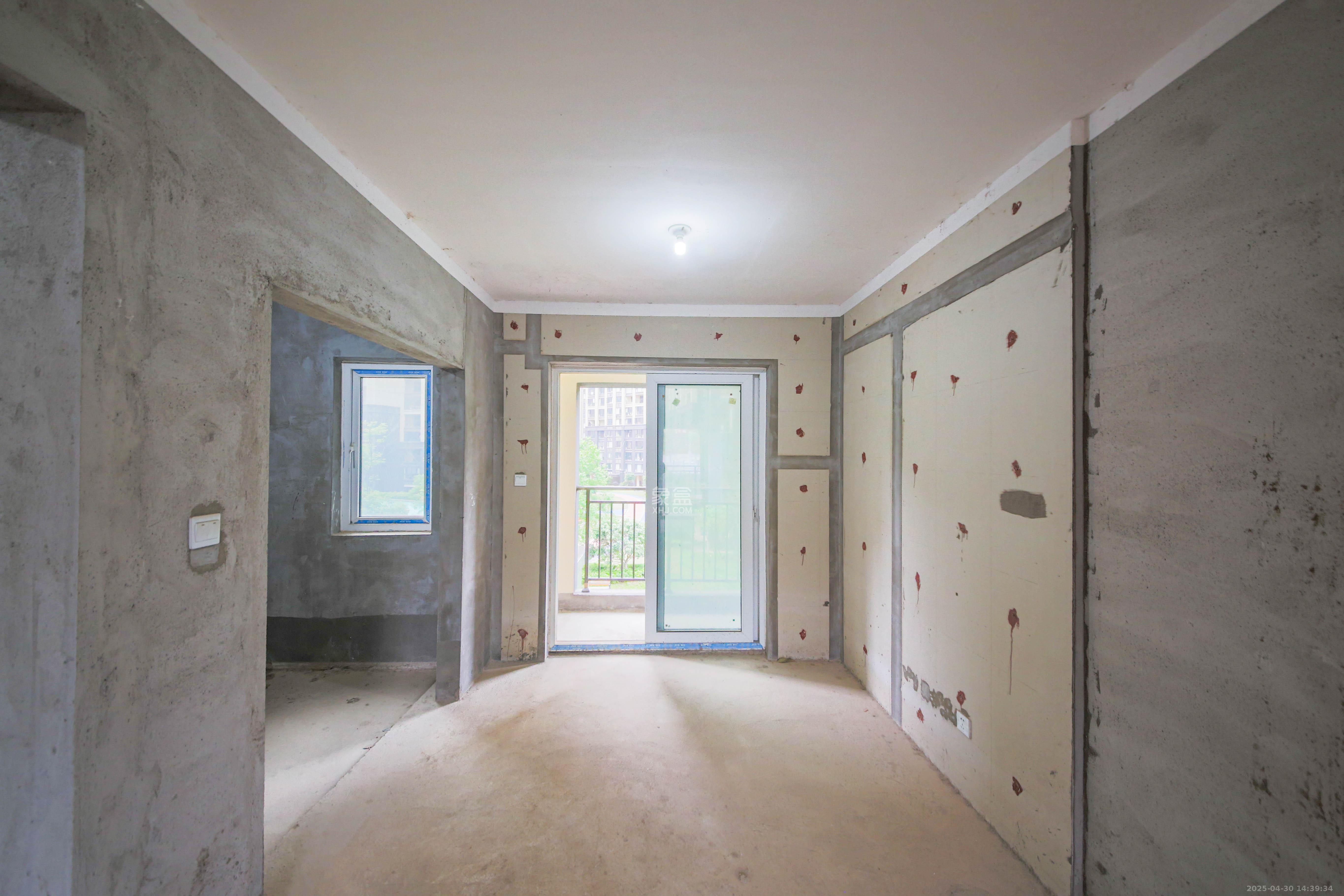 克拉美丽山庄（晟领国际）  4室2厅2卫    105.0万客厅