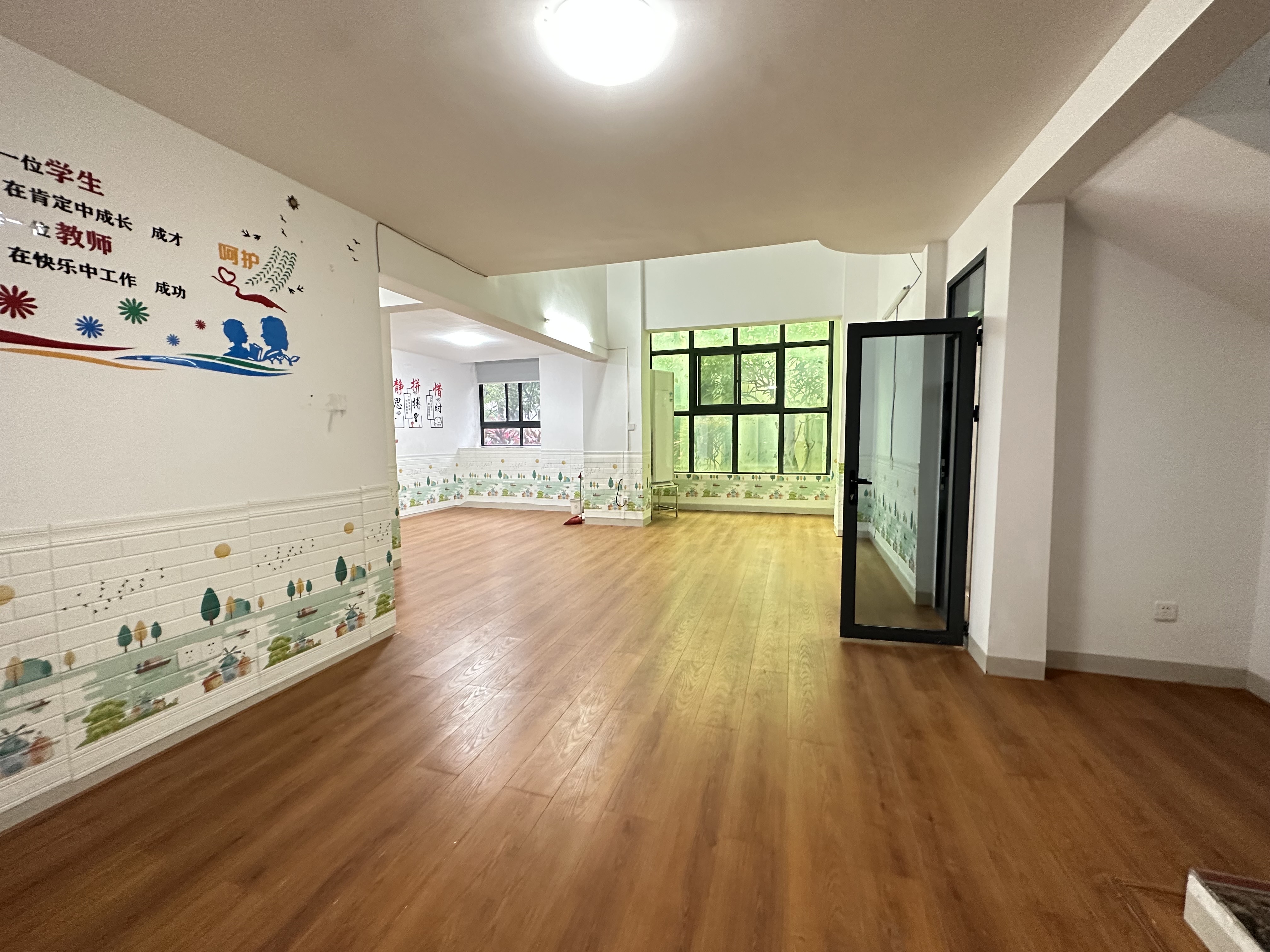 高路华小区  3室2厅2卫   3600.00元/月室内图