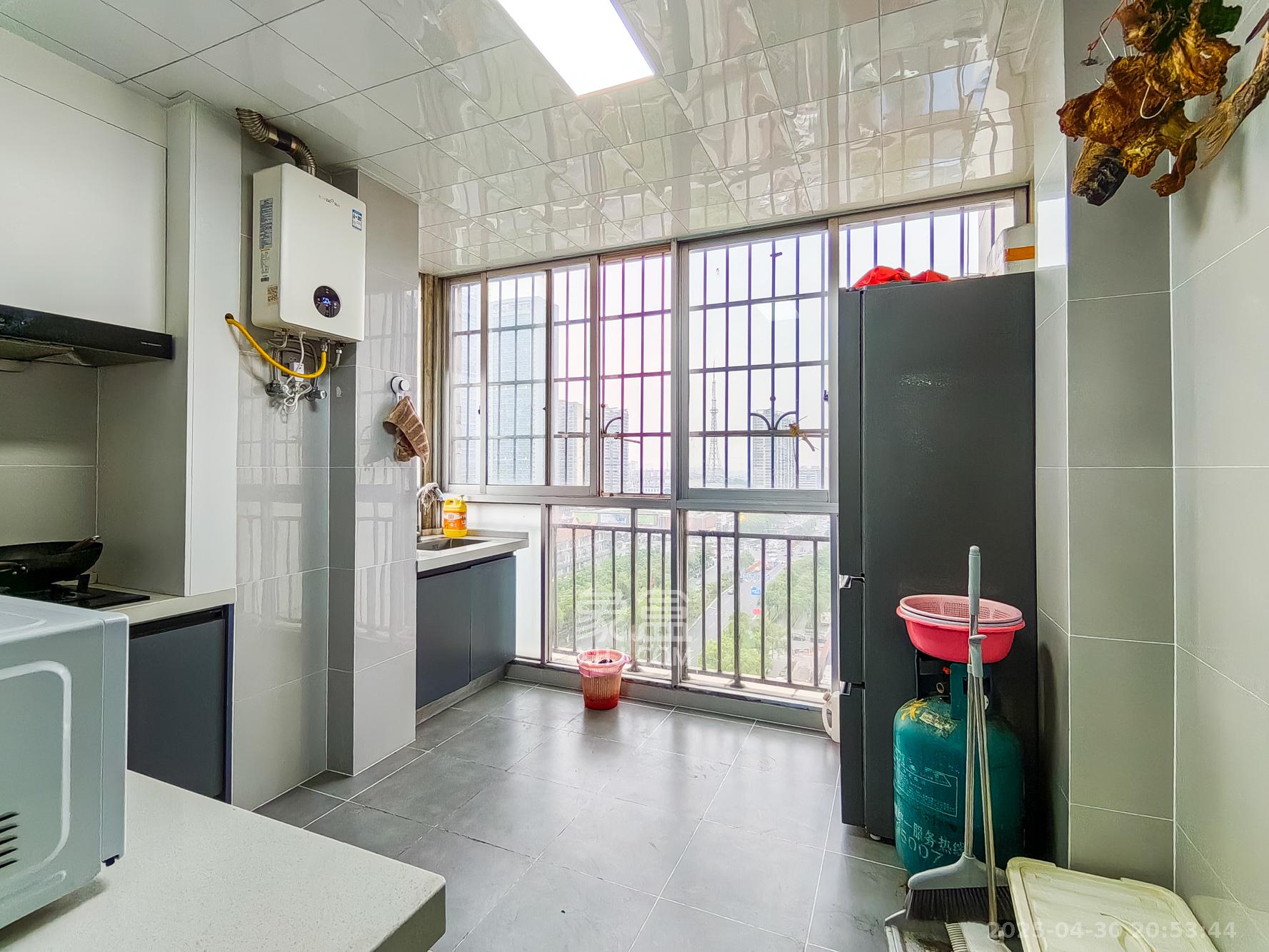 阳光丽景  3室2厅2卫    89.8万 阳光丽景  3室2厅2卫    89.8万厨房