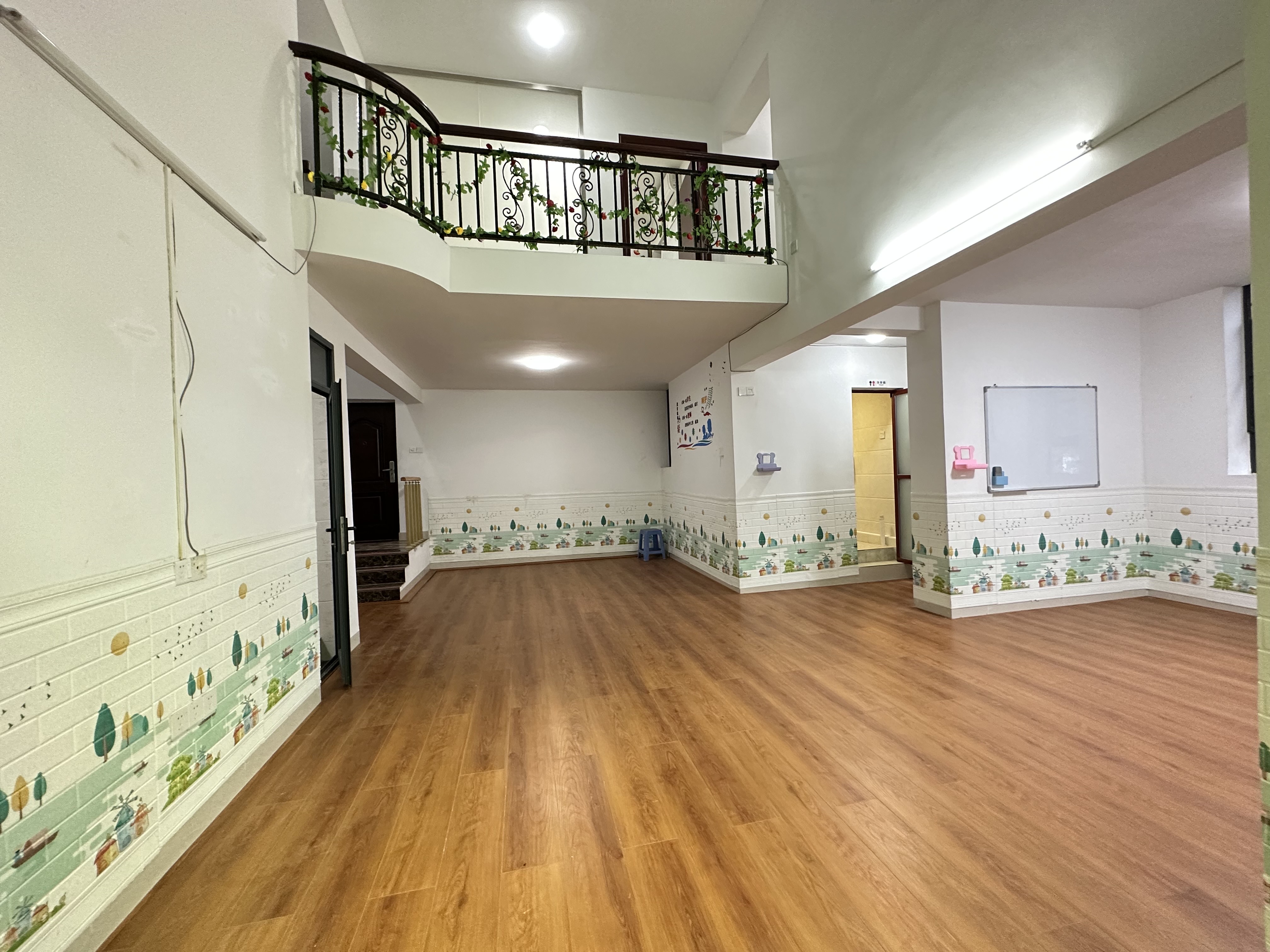 高路华小区 3室2厅2卫 3600.0元/月 高路华小区 3室2厅2卫 3600.0元/月室内图