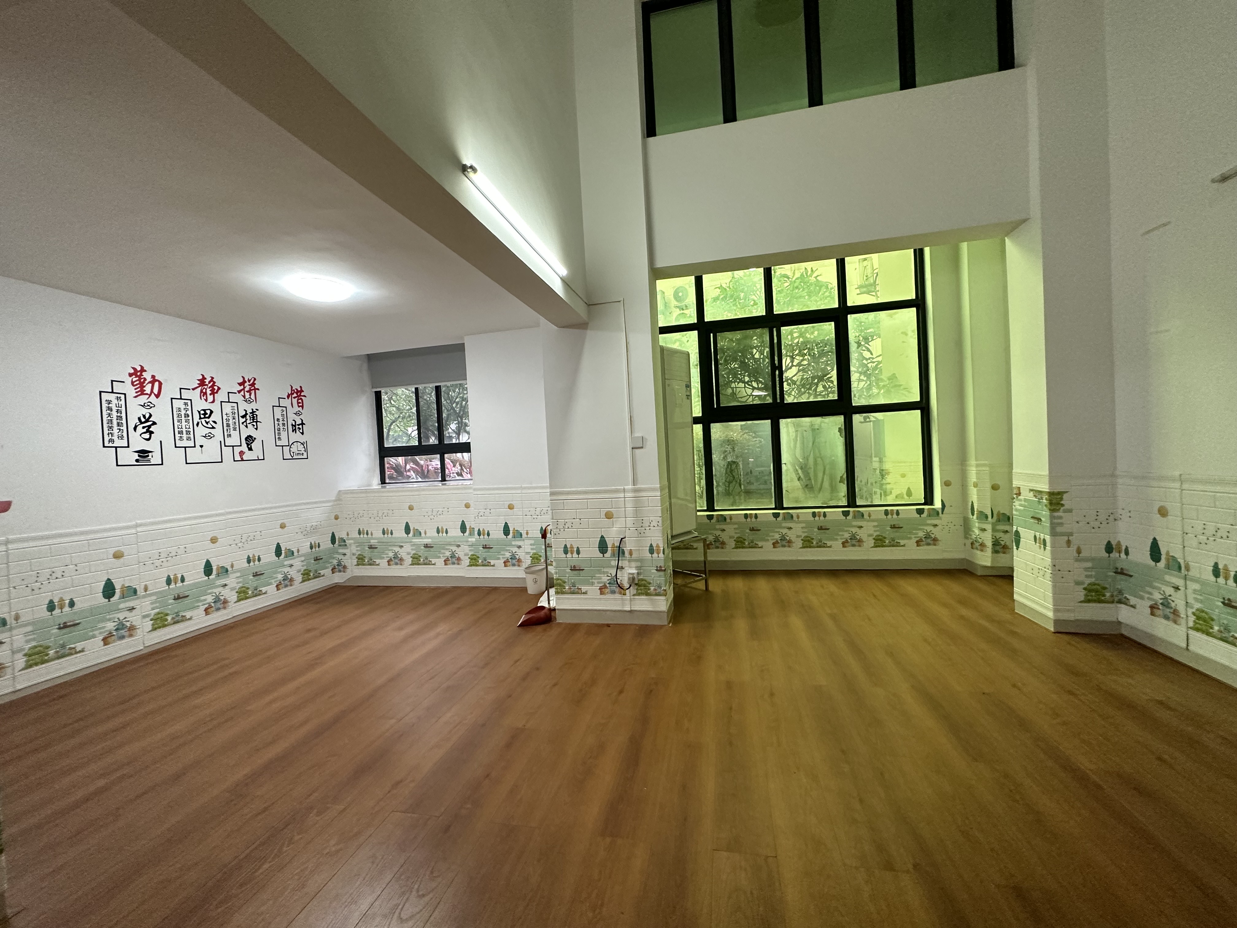 高路华小区  3室2厅2卫   3600.00元/月室内图