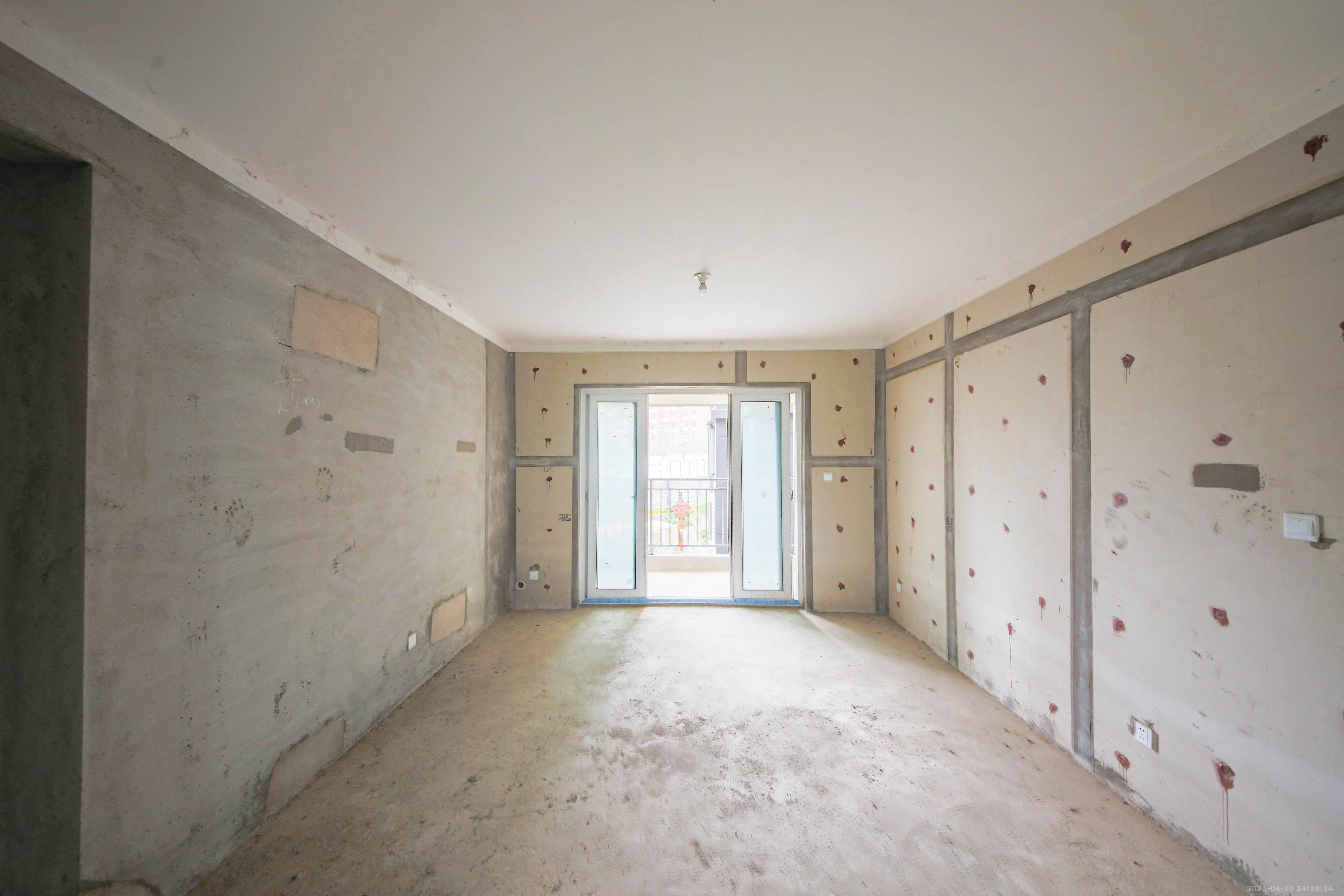 克拉美丽山庄（晟领国际）  4室2厅2卫    105.0万客厅