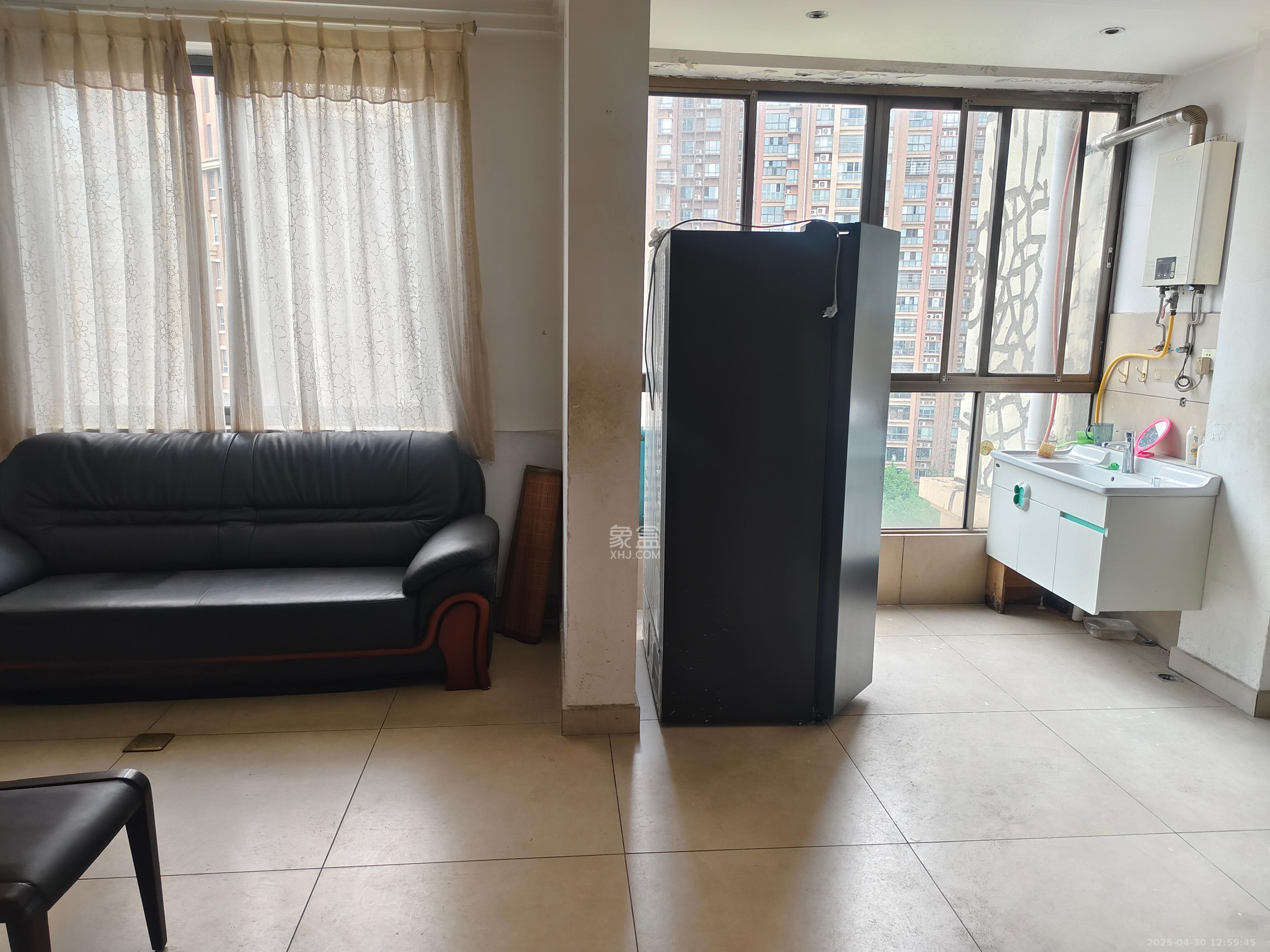 上海城小区  2室1厅1卫    1800.0元/月 上海城小区  2室1厅1卫    1800.0元/月室内图