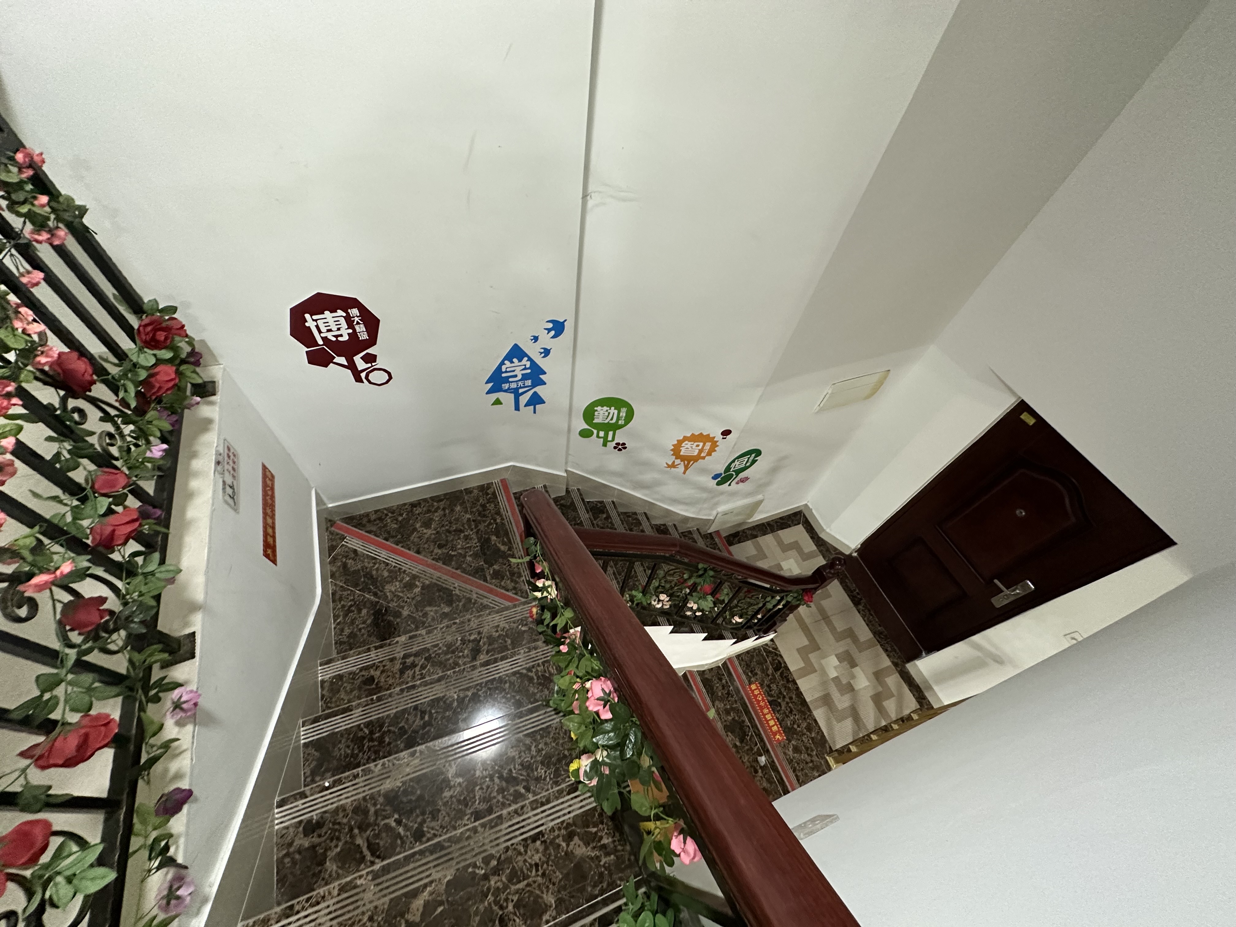 高路华小区 3室2厅2卫 3600.0元/月 高路华小区 3室2厅2卫 3600.0元/月室内图