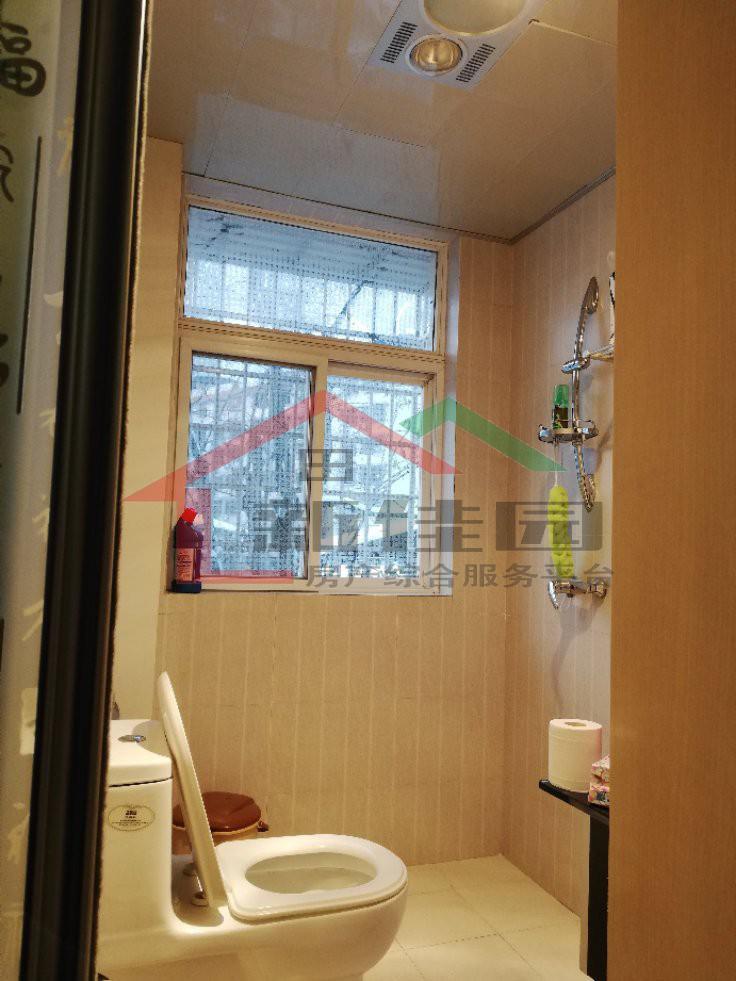 龙城街  3室2厅2卫   72.80万客厅