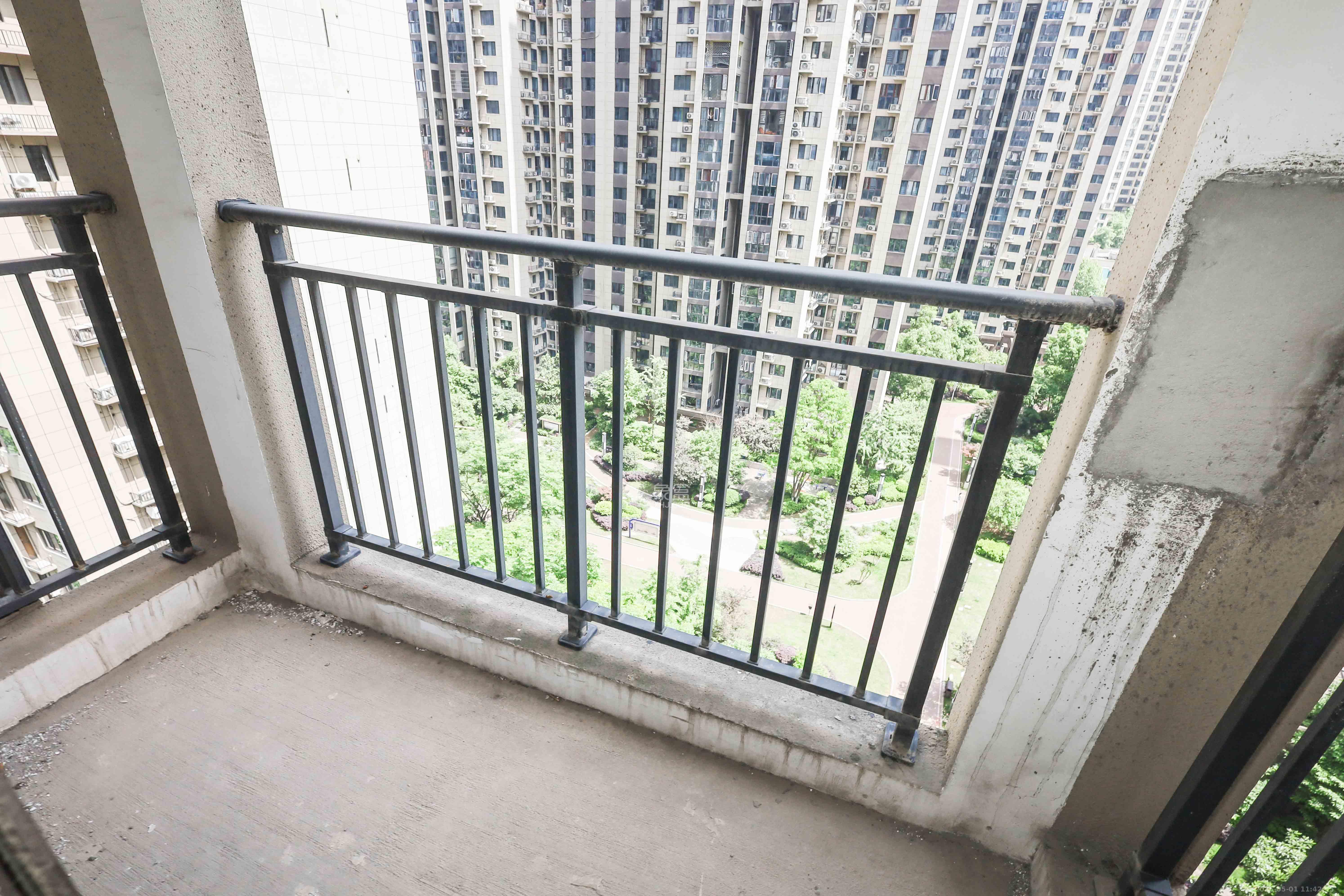 中国铁建梅溪青秀二期  4室2厅2卫   220.00万阳台