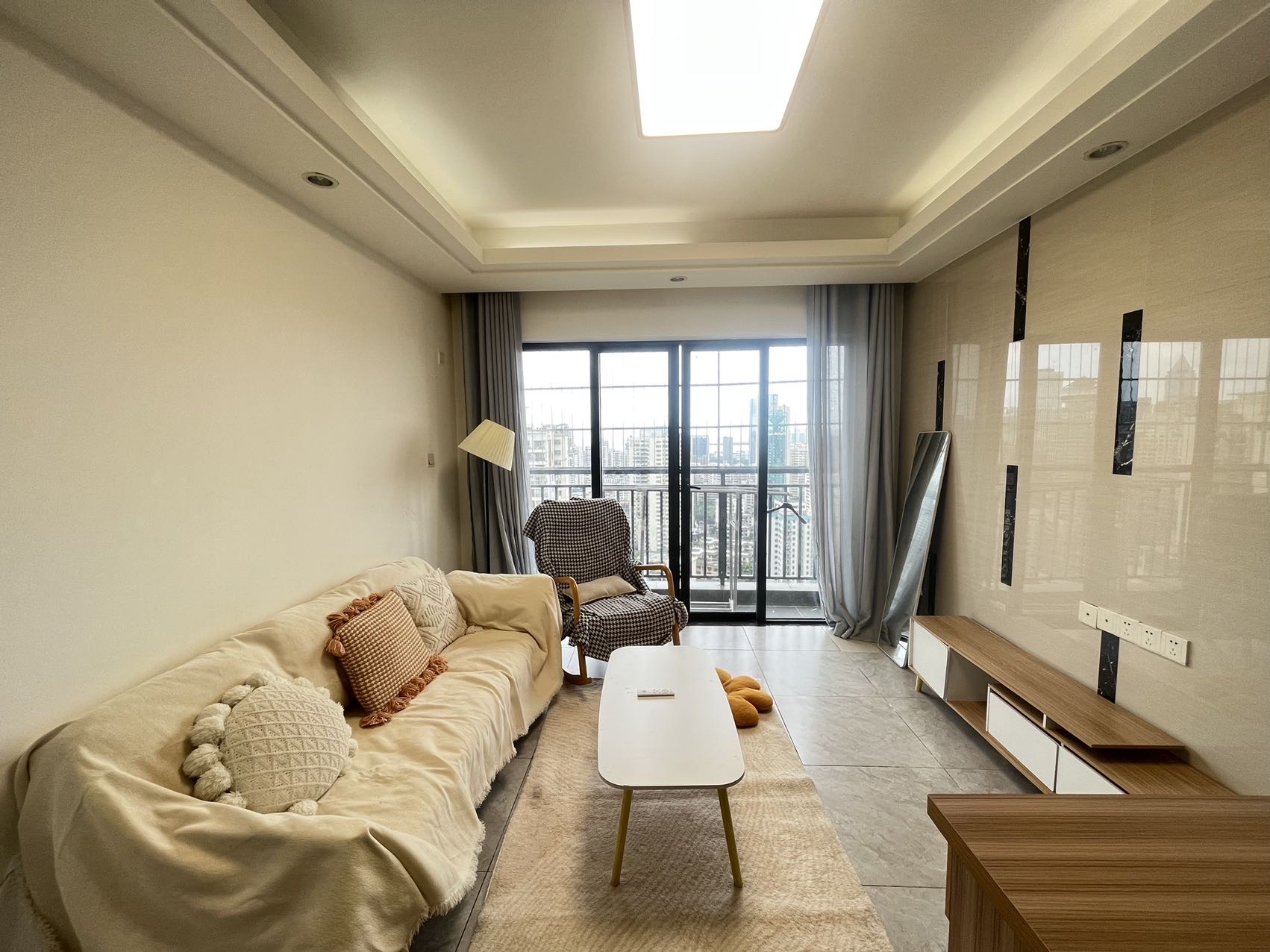 椰岛广场  1室1厅1卫    142.0万 椰岛广场  1室1厅1卫    142.0万客厅