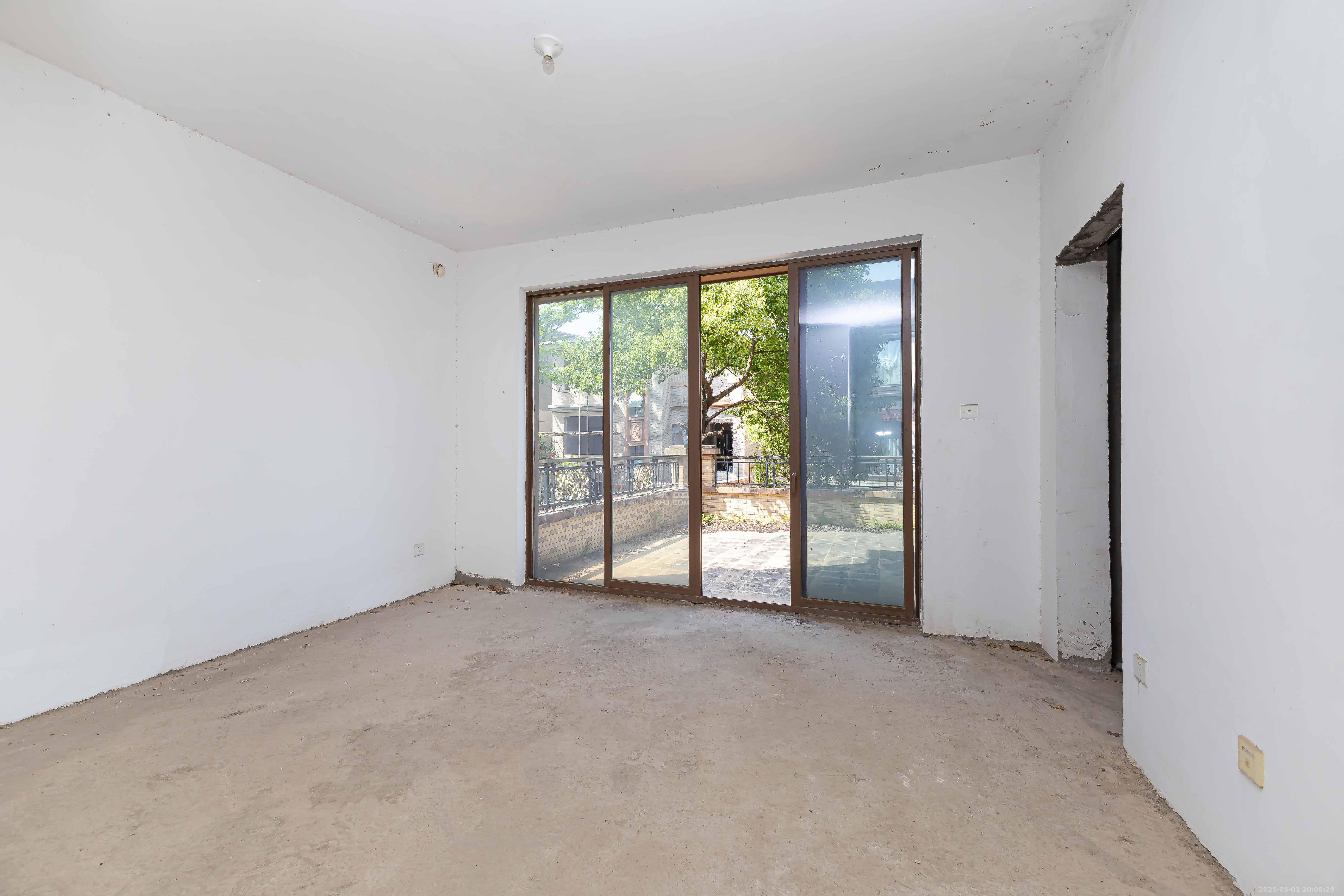 盈峰翠邸 6室2厅3卫 470.0万 盈峰翠邸 6室2厅3卫 470.0万卧室