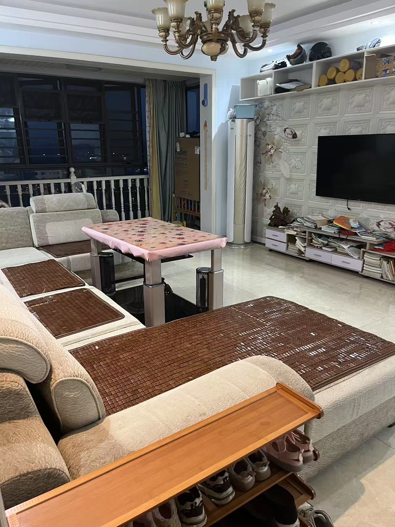 大同沁园  3室2厅2卫    78.0万客厅