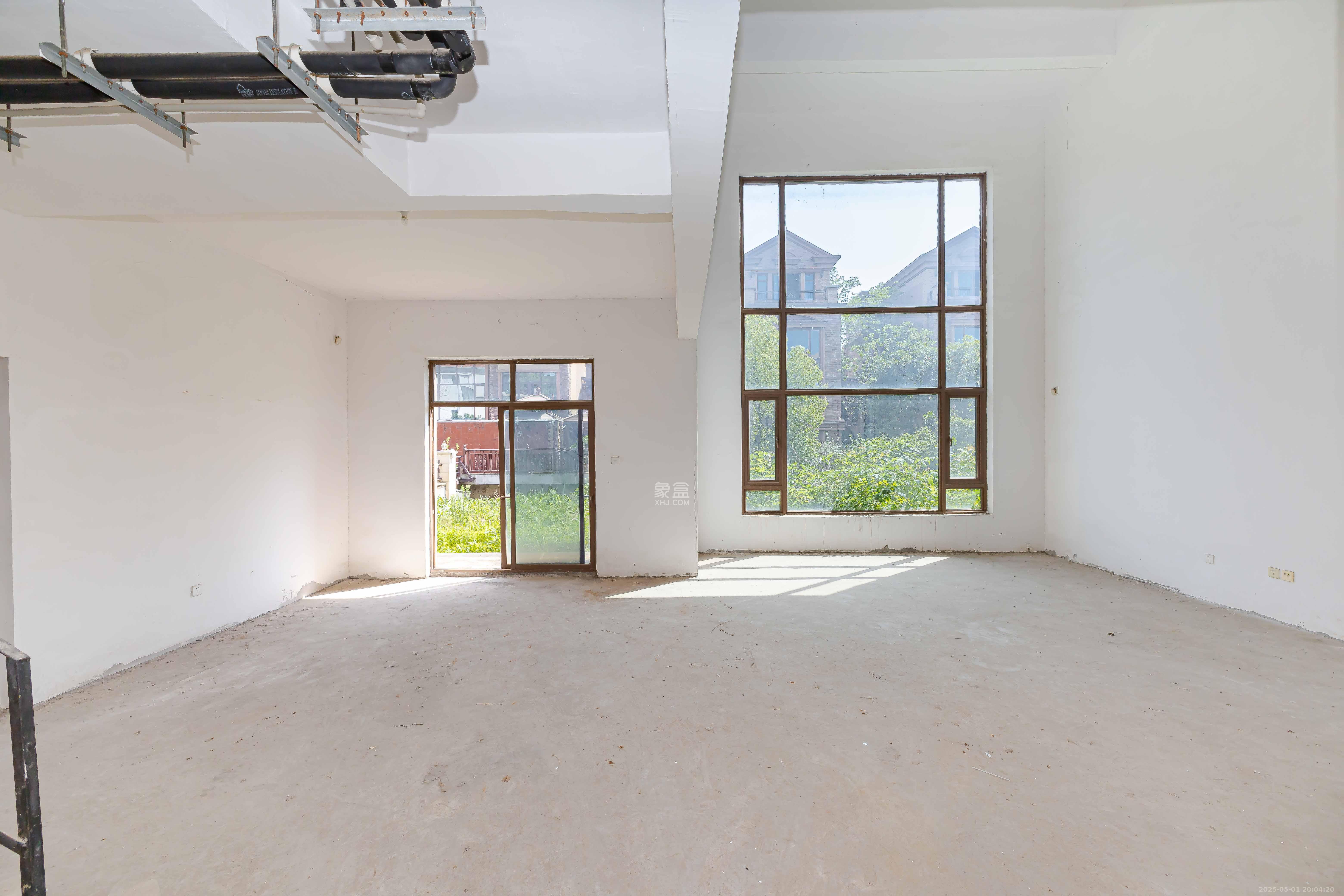 盈峰翠邸 6室2厅3卫 470.0万 盈峰翠邸 6室2厅3卫 470.0万客厅