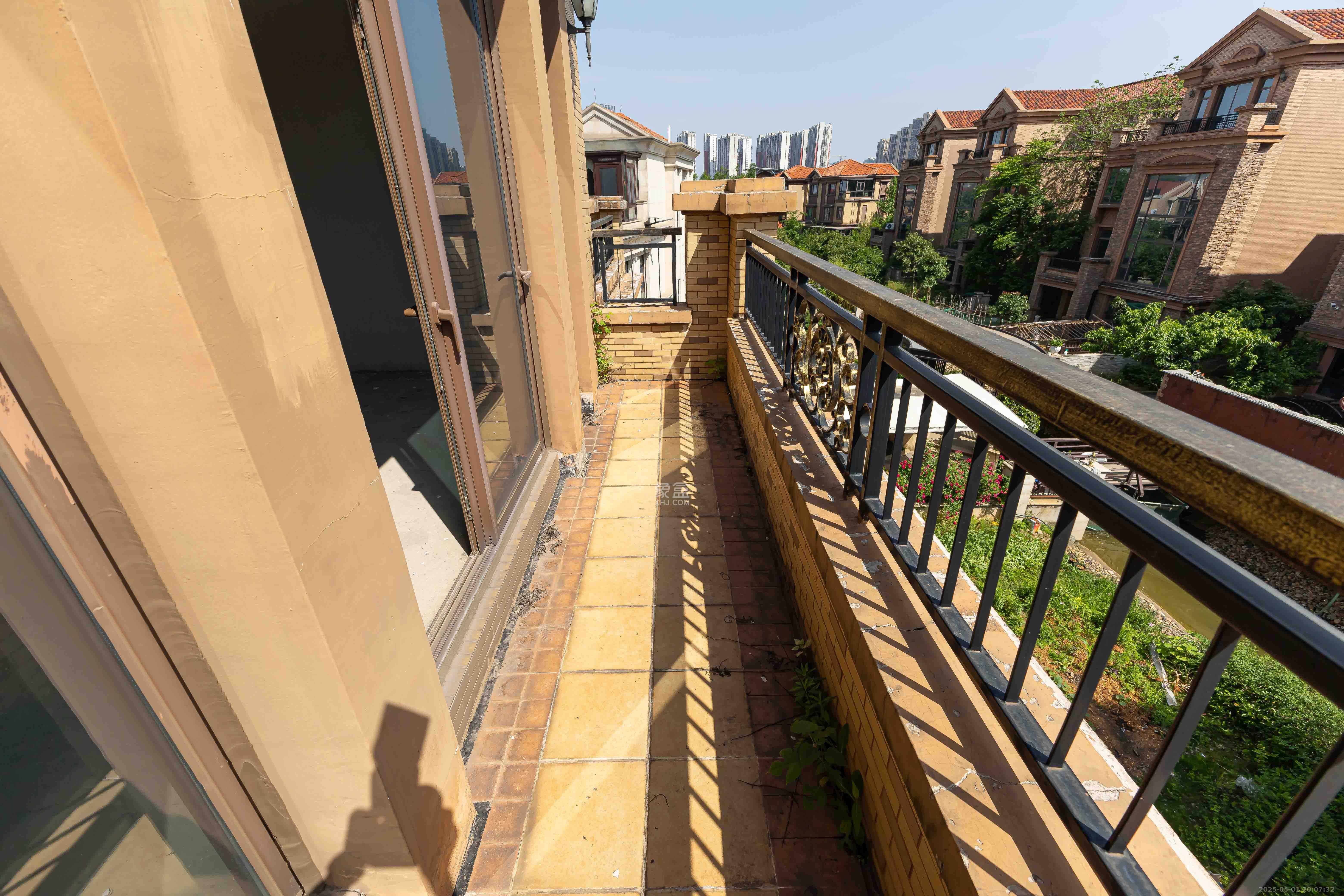 盈峰翠邸 6室2厅3卫 470.0万 盈峰翠邸 6室2厅3卫 470.0万阳台