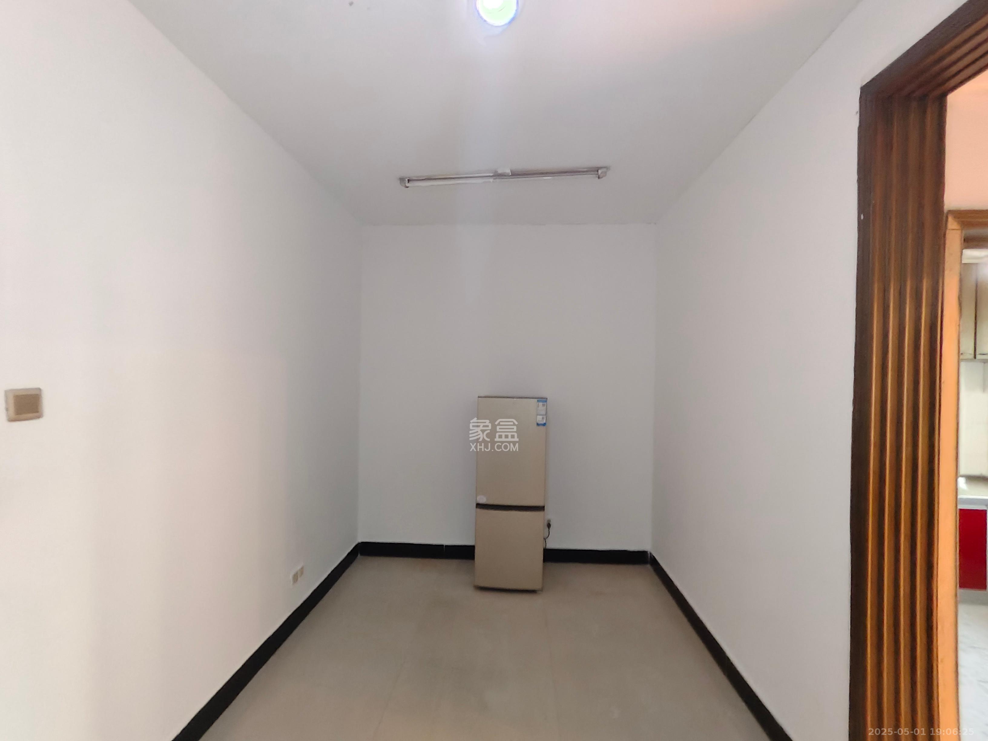 莲湖大厦 2室2厅1卫 2000.0元/月 莲湖大厦 2室2厅1卫 2000.0元/月室内图