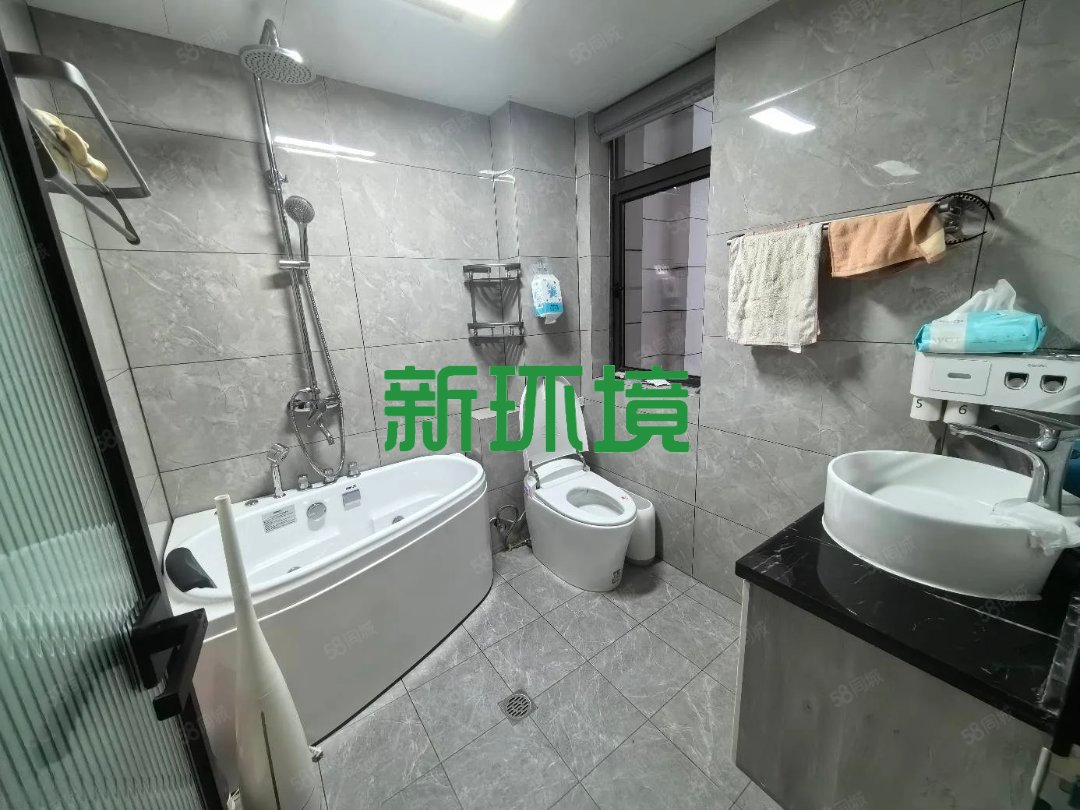 福天中央公馆  3室2厅2卫   100.00万客厅