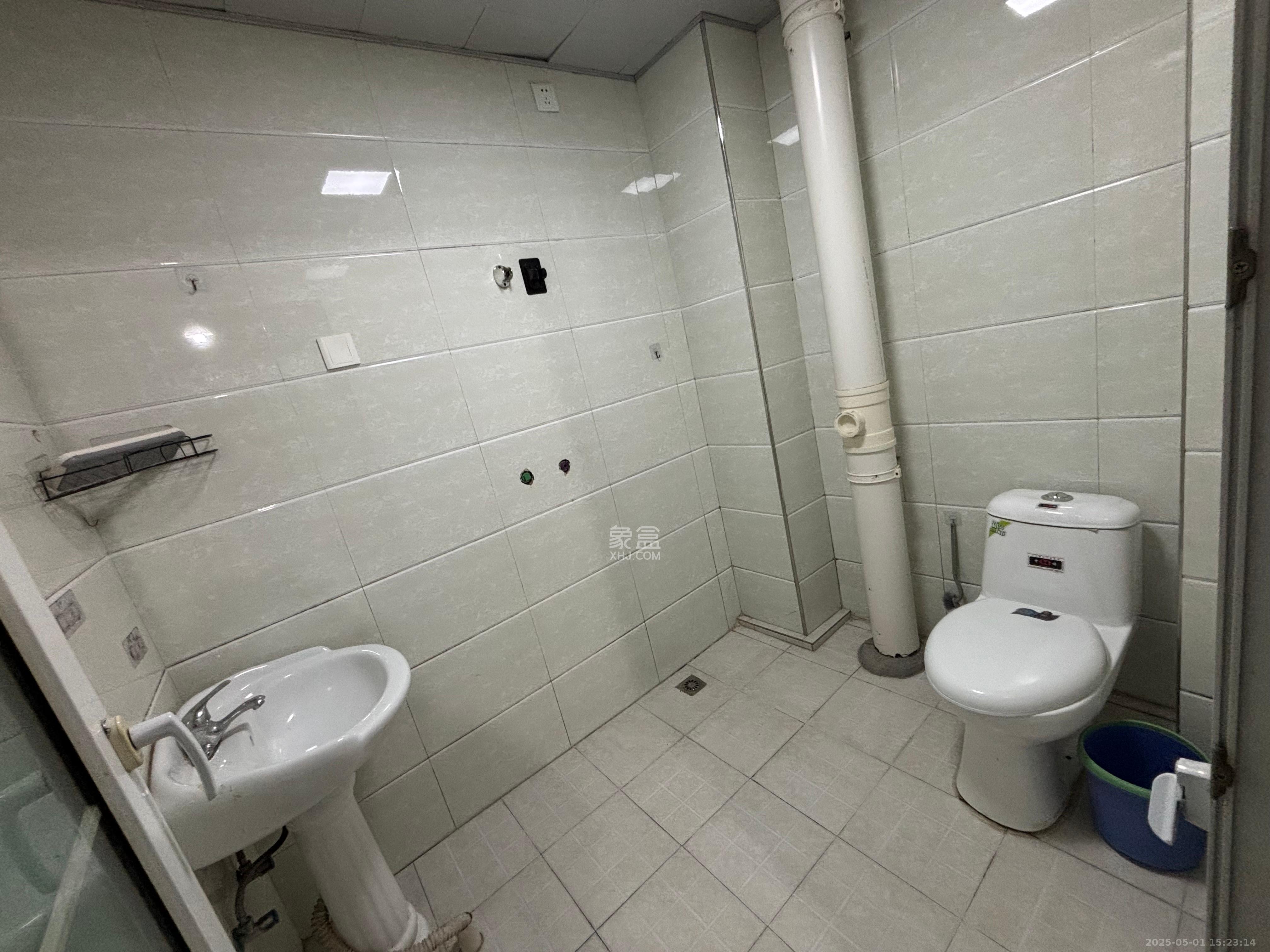 洞井二小区 3室2厅2卫 1800.0元/月 洞井二小区 3室2厅2卫 1800.0元/月室内图