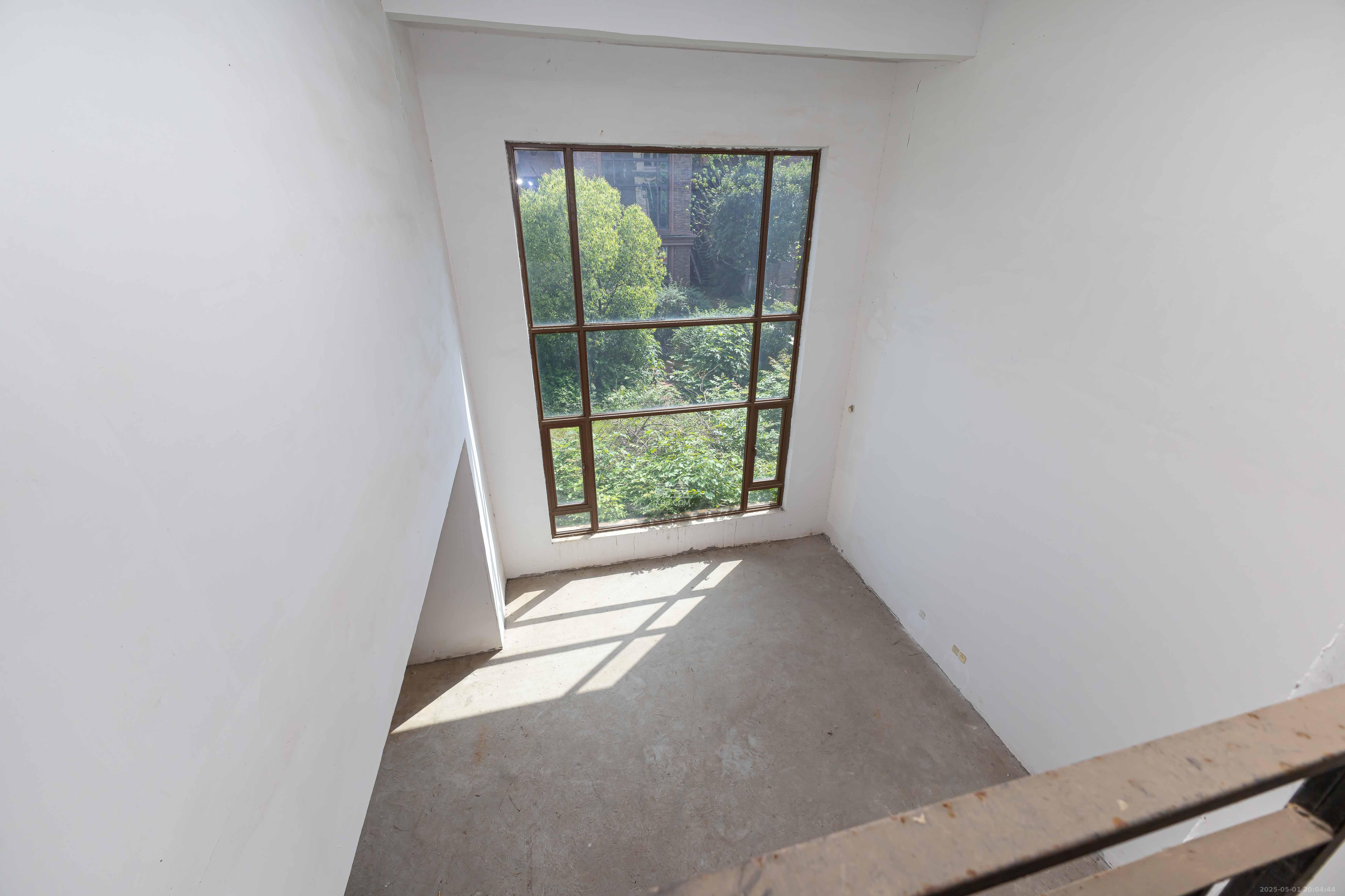 盈峰翠邸 6室2厅3卫 470.0万 盈峰翠邸 6室2厅3卫 470.0万客厅