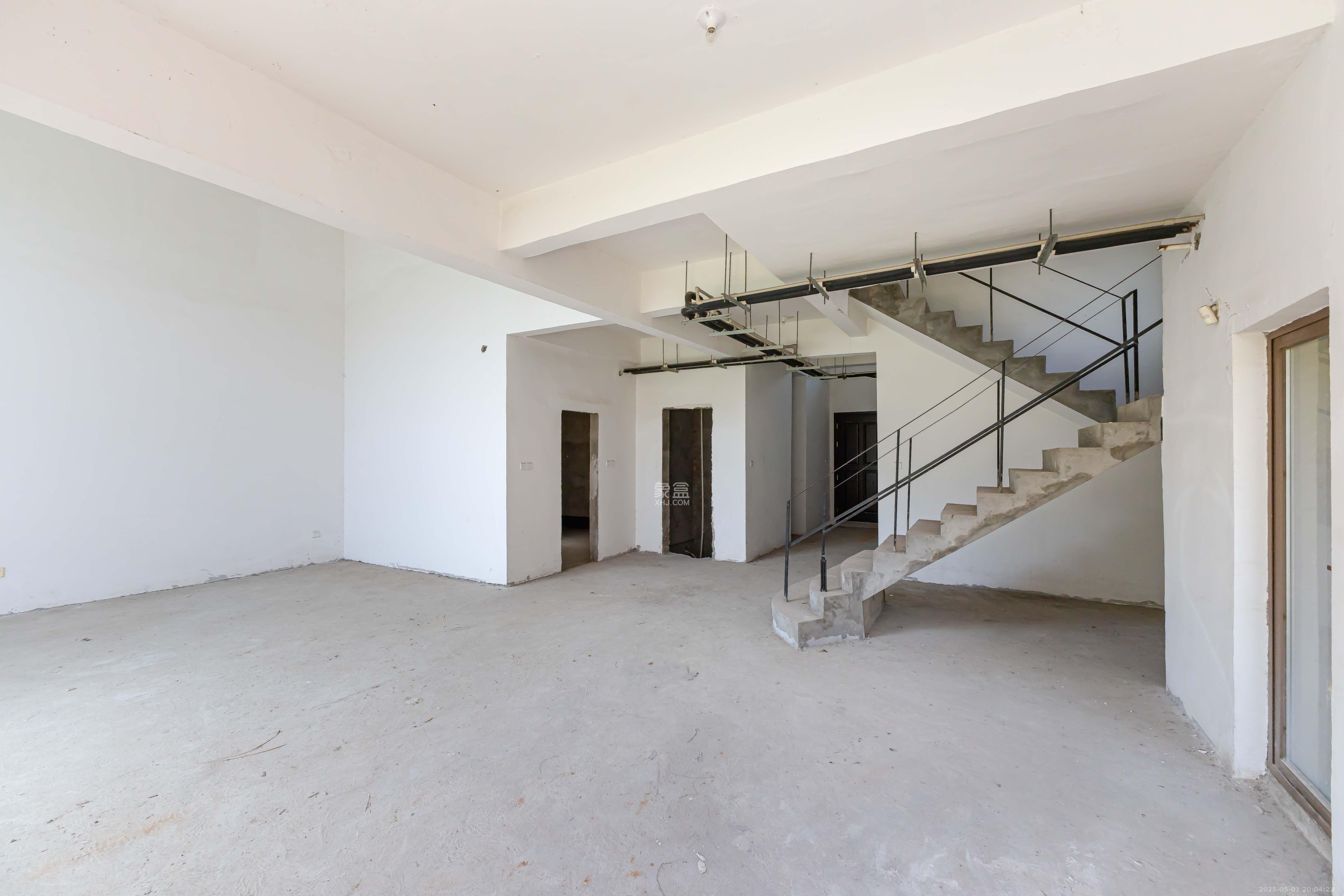 盈峰翠邸 6室2厅3卫 470.0万 盈峰翠邸 6室2厅3卫 470.0万客厅