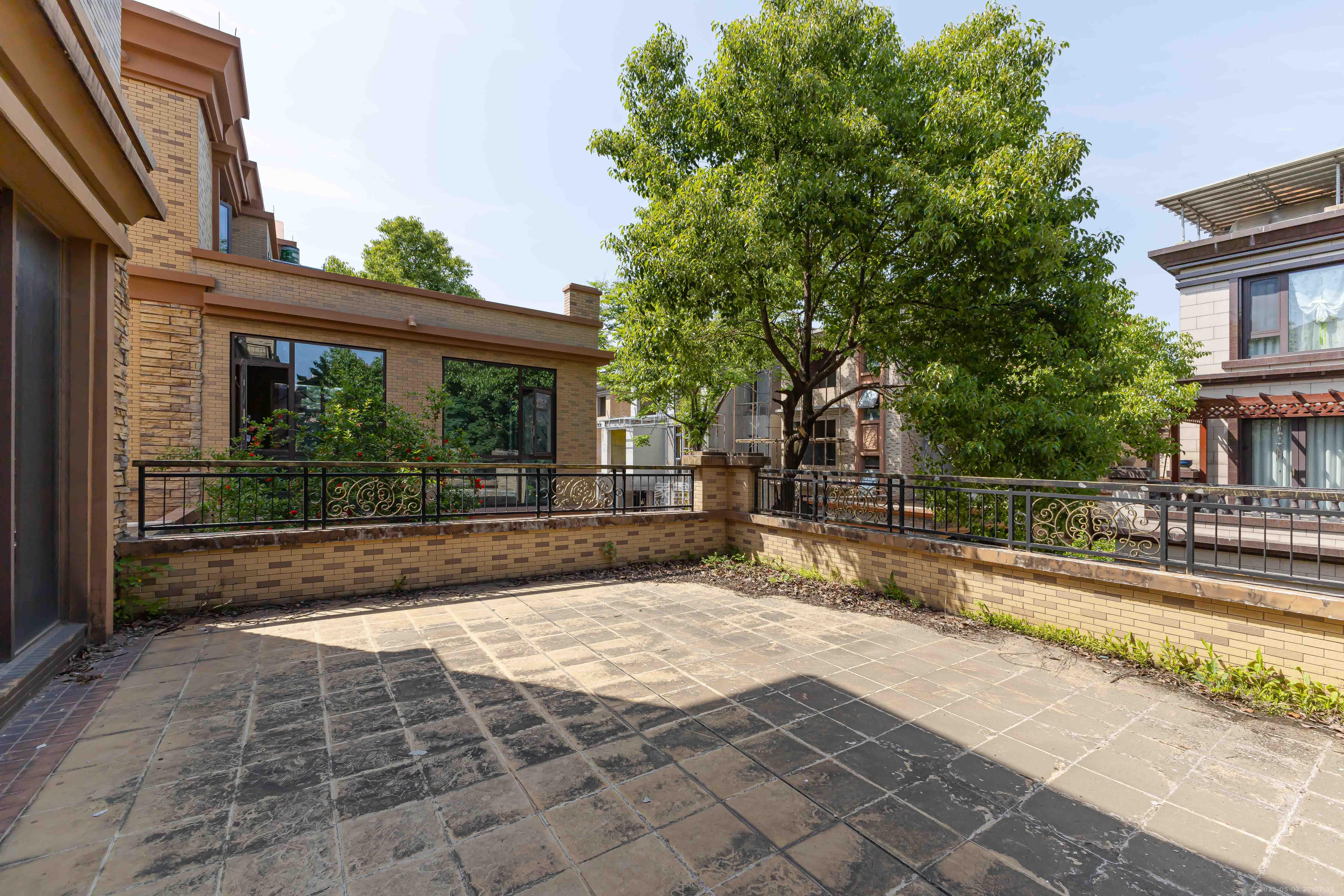 盈峰翠邸 6室2厅3卫 470.0万 盈峰翠邸 6室2厅3卫 470.0万阳台