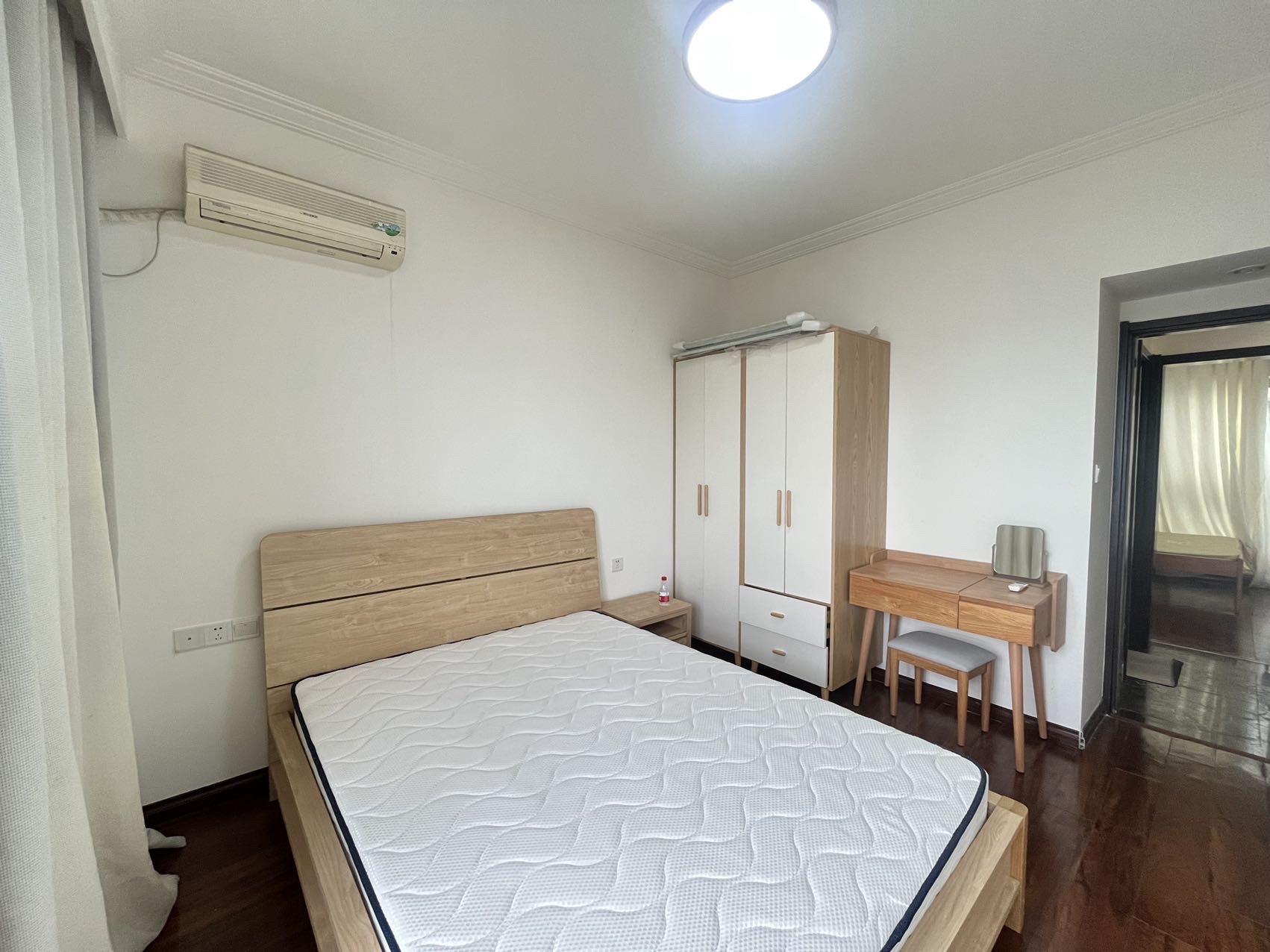 椰岛广场  1室1厅1卫    142.0万 椰岛广场  1室1厅1卫    142.0万客厅