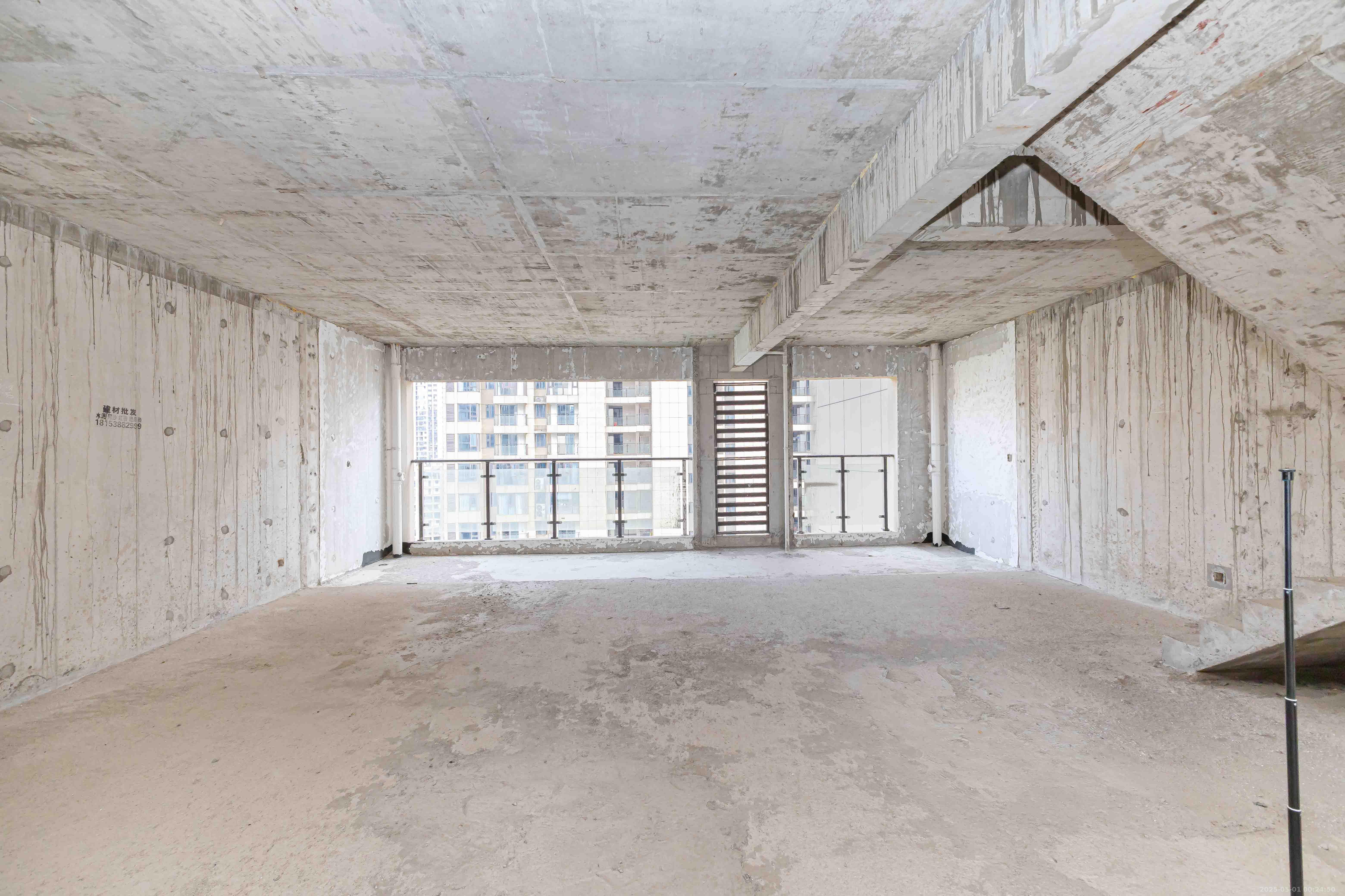 润和湘江天地C区 4室2厅2卫 180.0万 润和湘江天地C区 4室2厅2卫 180.0万客厅