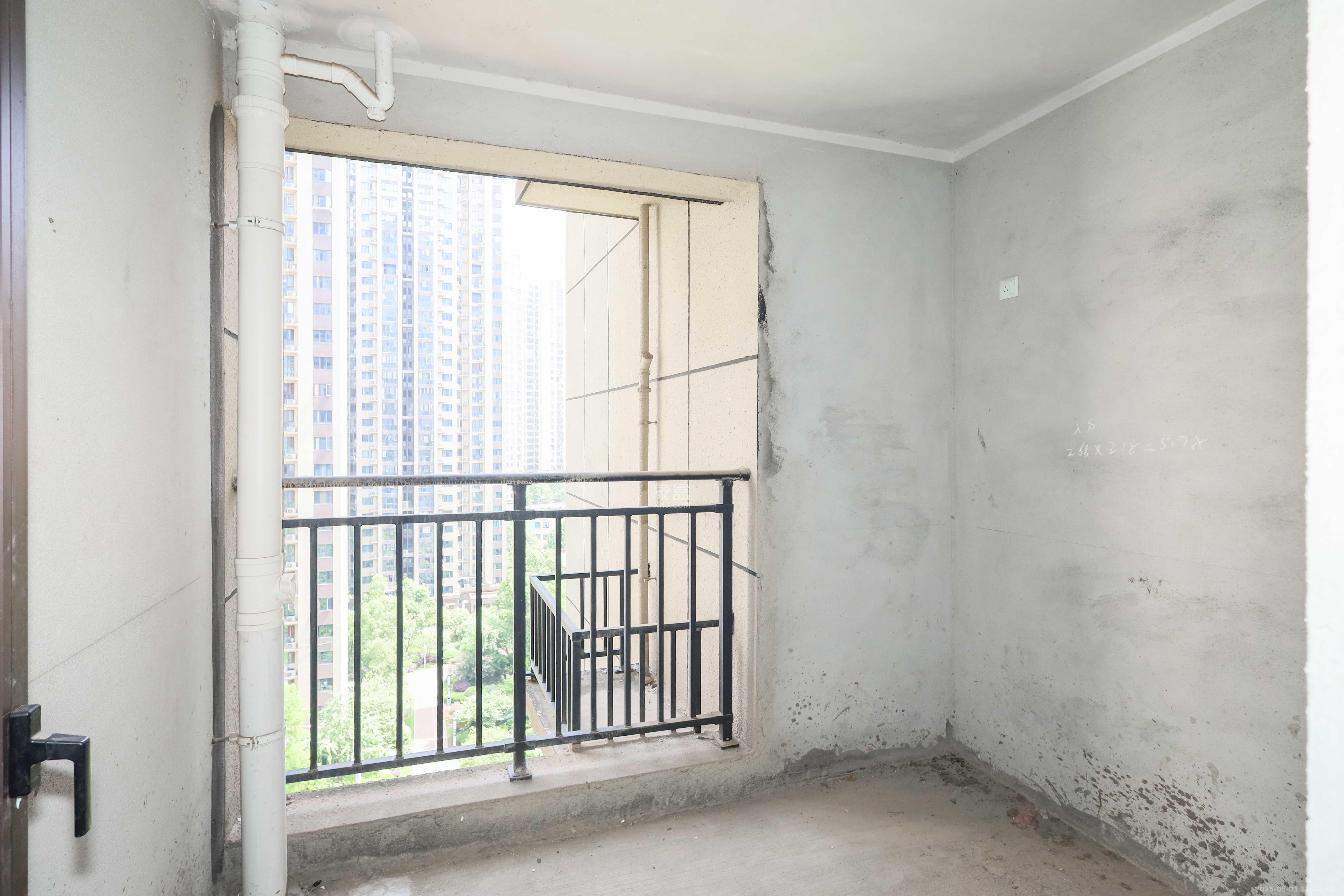 中国铁建梅溪青秀二期  4室2厅2卫   220.00万卧室