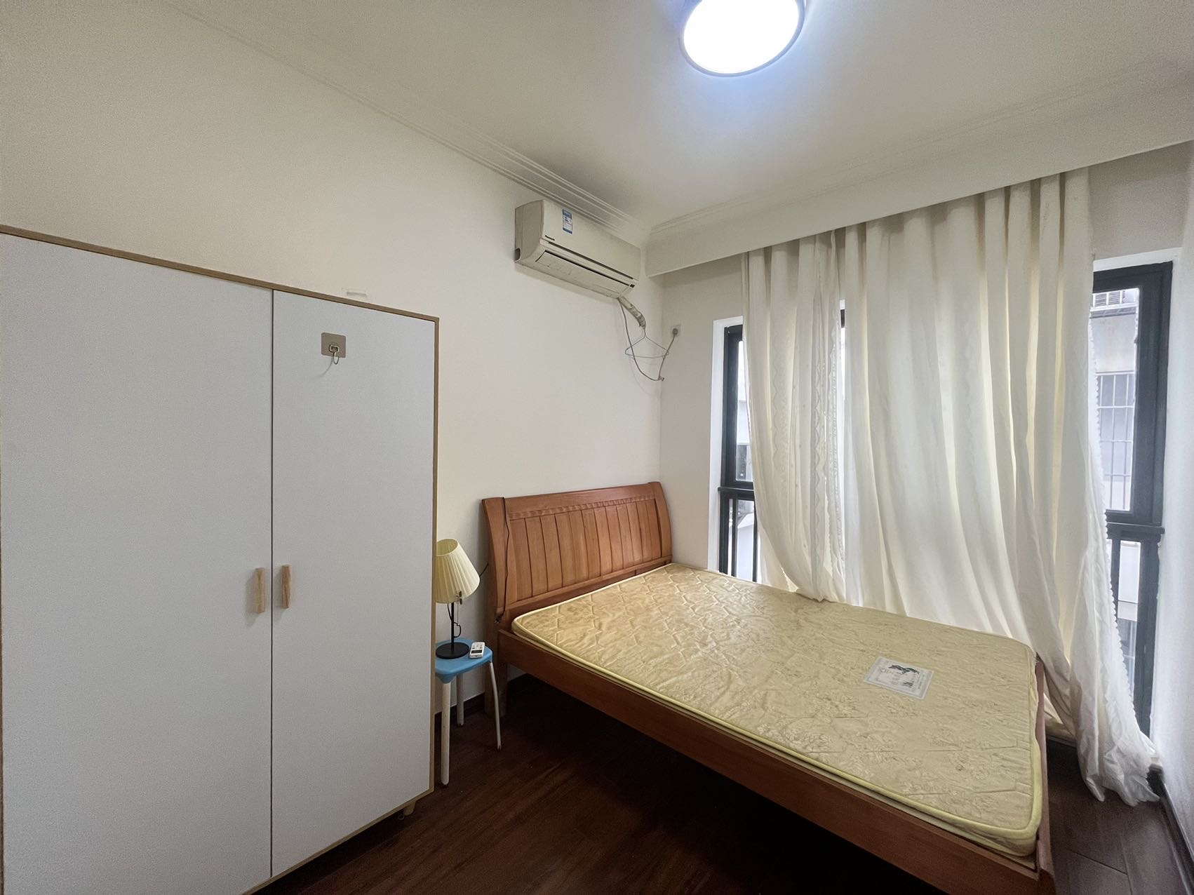 椰岛广场  1室1厅1卫    142.0万 椰岛广场  1室1厅1卫    142.0万客厅