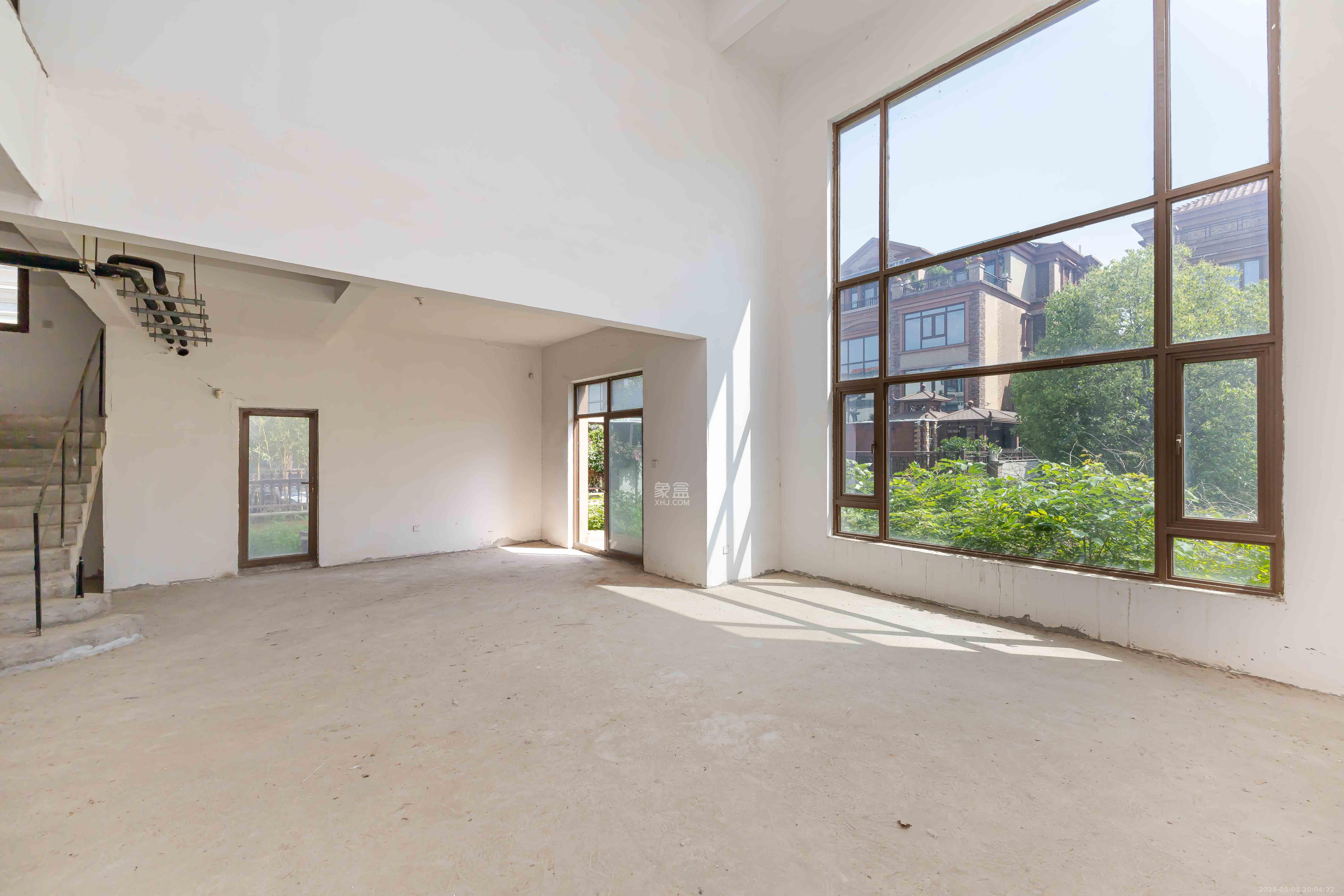 盈峰翠邸 6室2厅3卫 470.0万 盈峰翠邸 6室2厅3卫 470.0万客厅