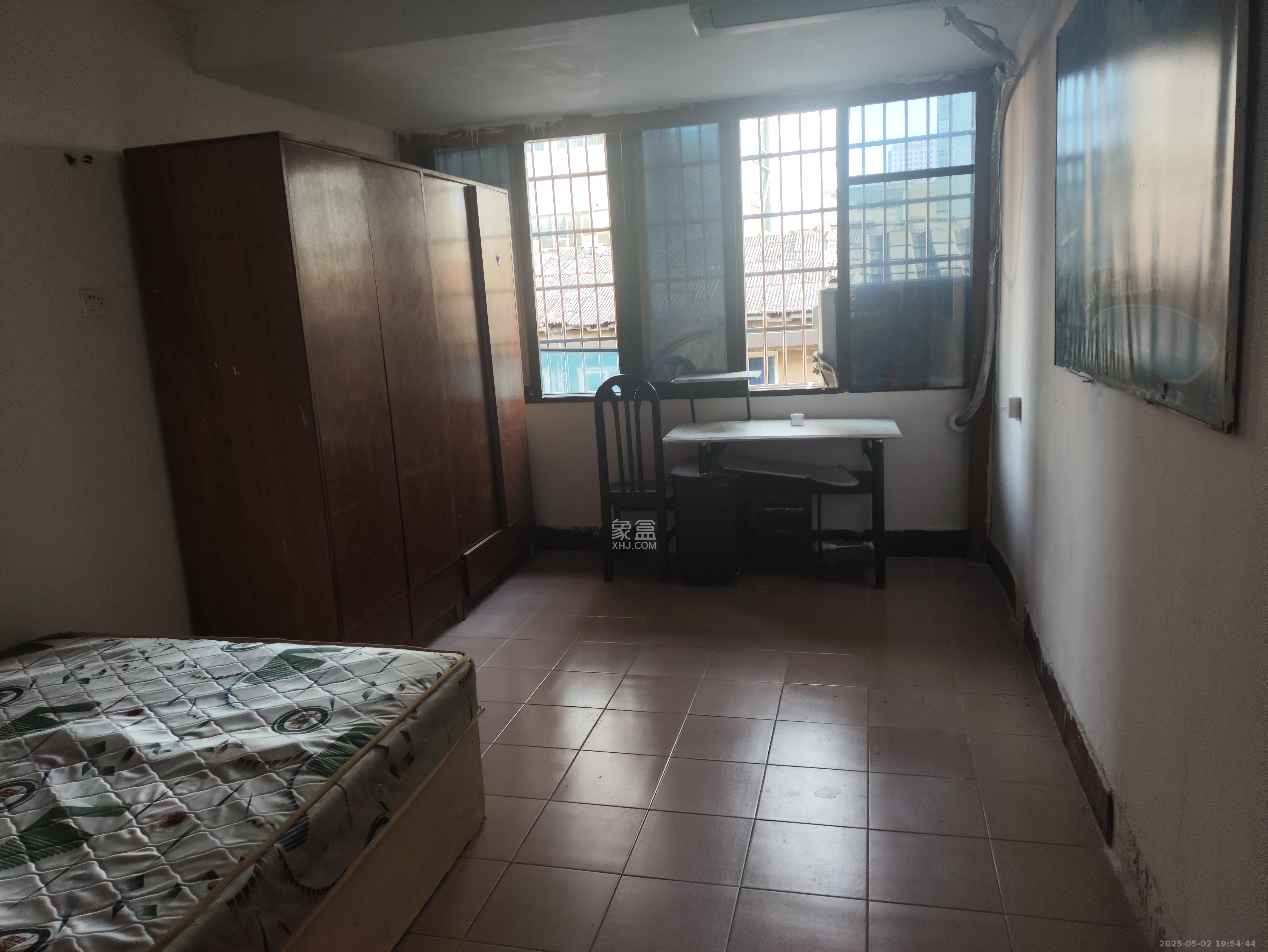 桐荫里社区  2室2厅1卫    1800.0元/月 桐荫里社区  2室2厅1卫    1800.0元/月室内图