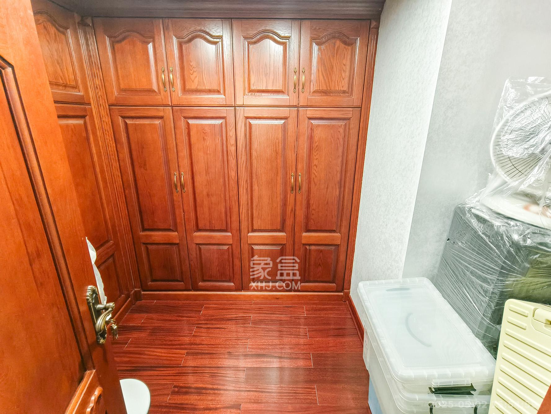 三一街区  5室2厅1卫   328.00万其他