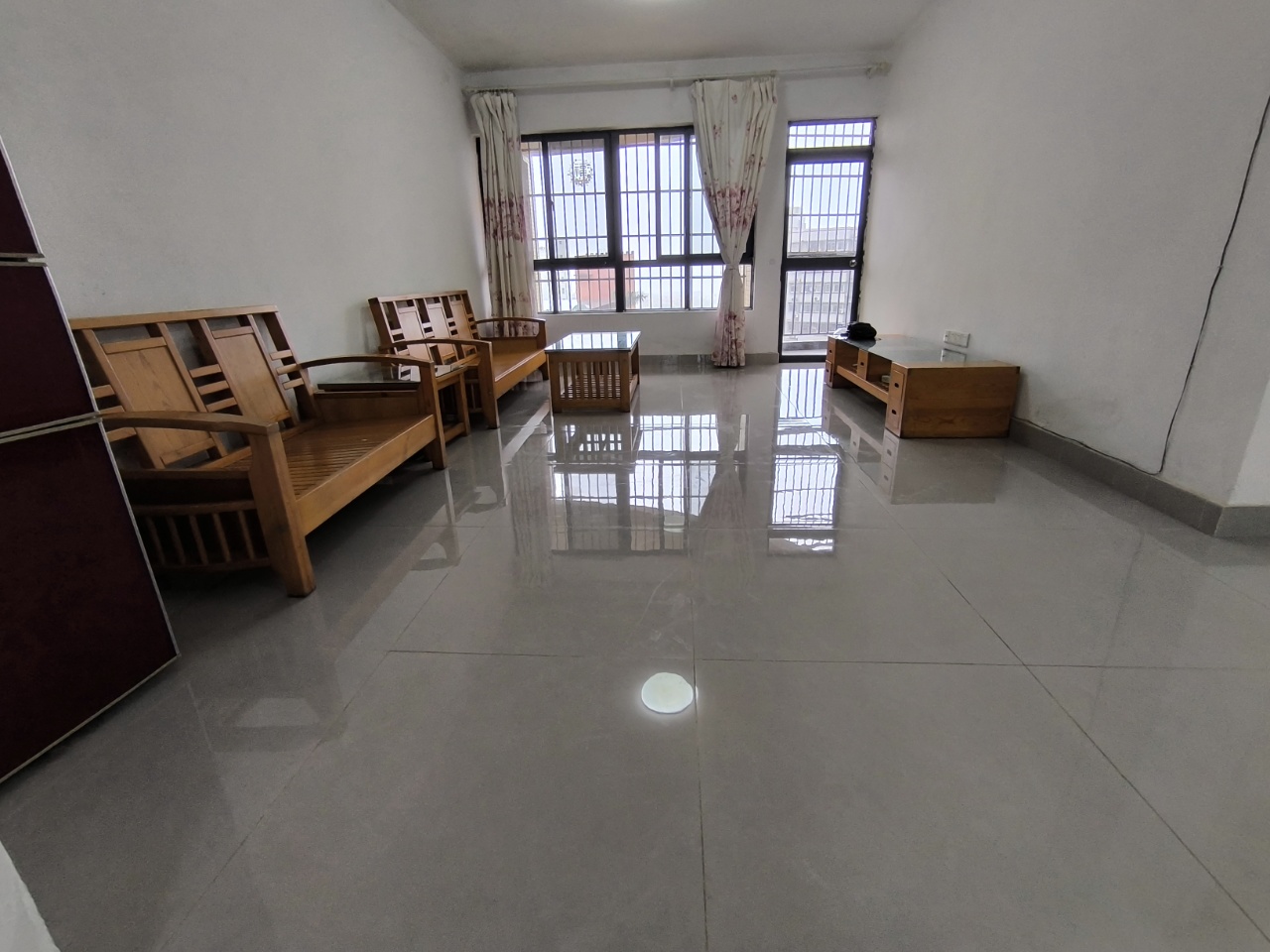 秀山观海苑  2室2厅1卫    108.0万 秀山观海苑  2室2厅1卫    108.0万客厅