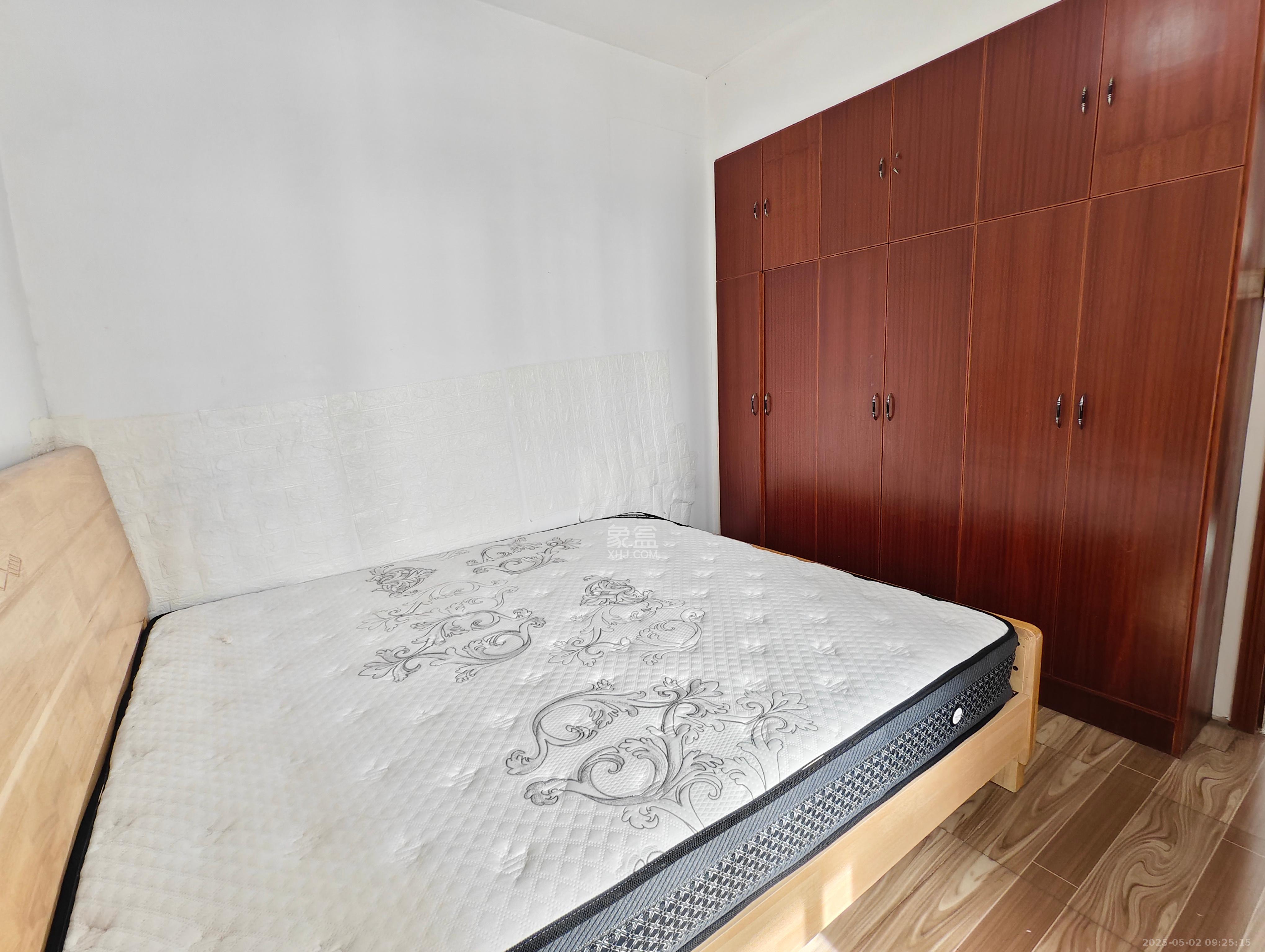 建鸿达现代公寓  3室1厅1卫   2400.00元/月室内图