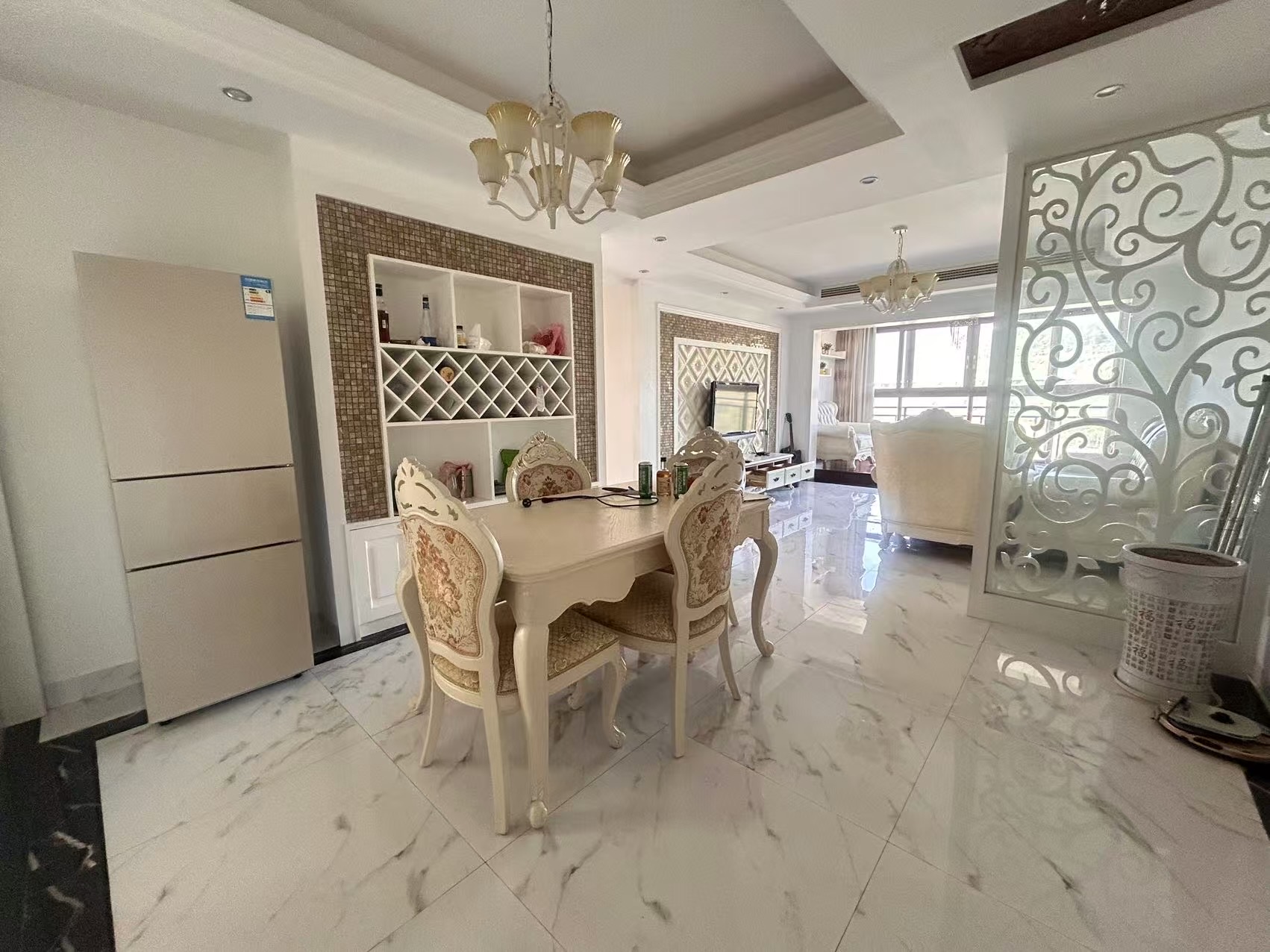 逸臣桃源  3室2厅2卫    2100.0元/月 逸臣桃源  3室2厅2卫    2100.0元/月室内图