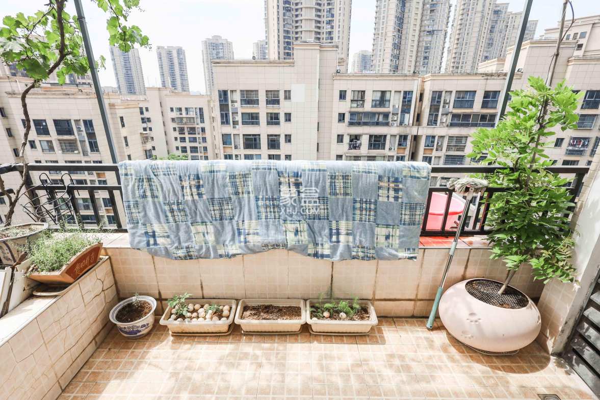 保利麓谷林语A区 3室2厅1卫 62.8万 保利麓谷林语A区 3室2厅1卫 62.8万阳台