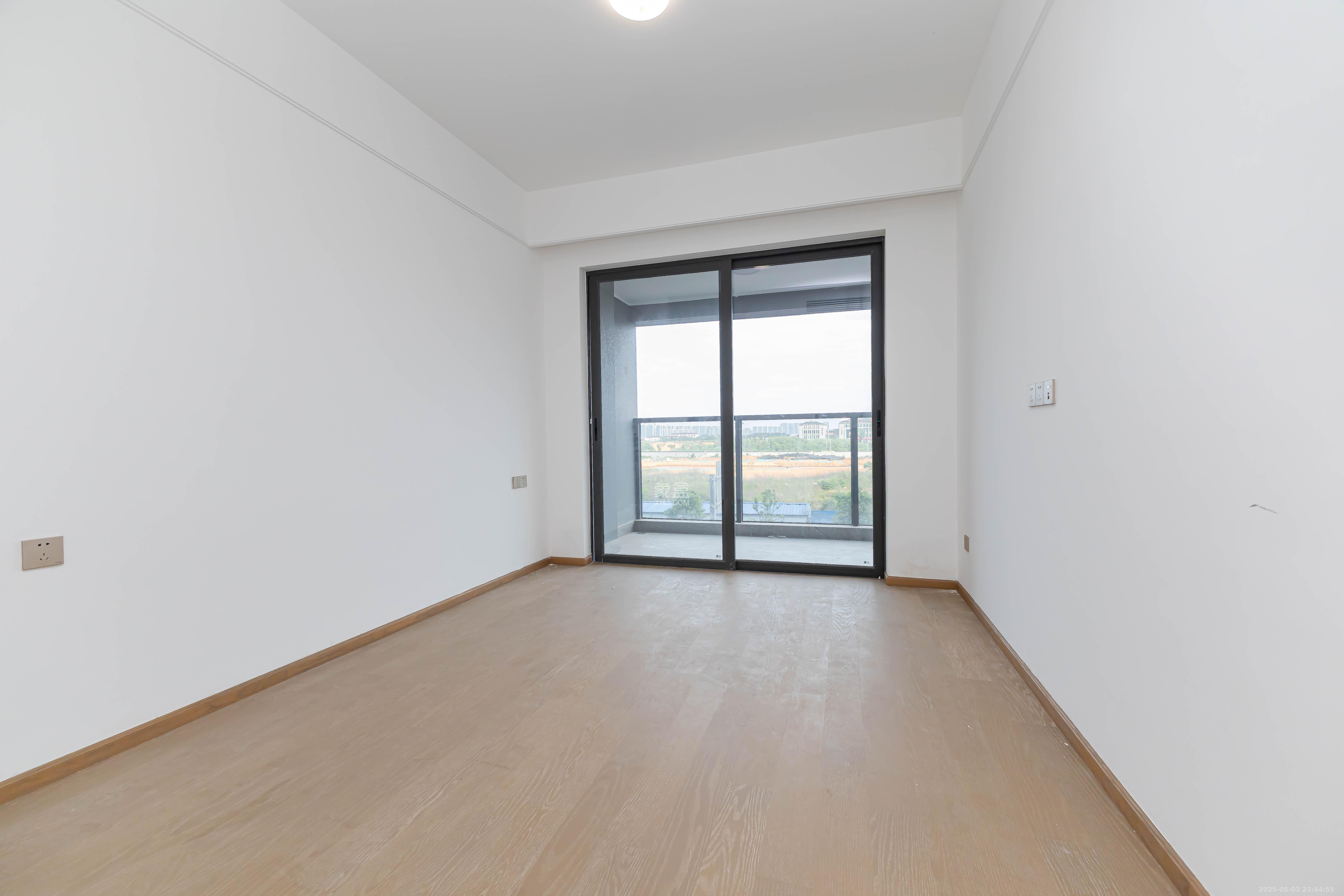 嘉臣道 4室2厅3卫 295.0万 嘉臣道 4室2厅3卫 295.0万卧室