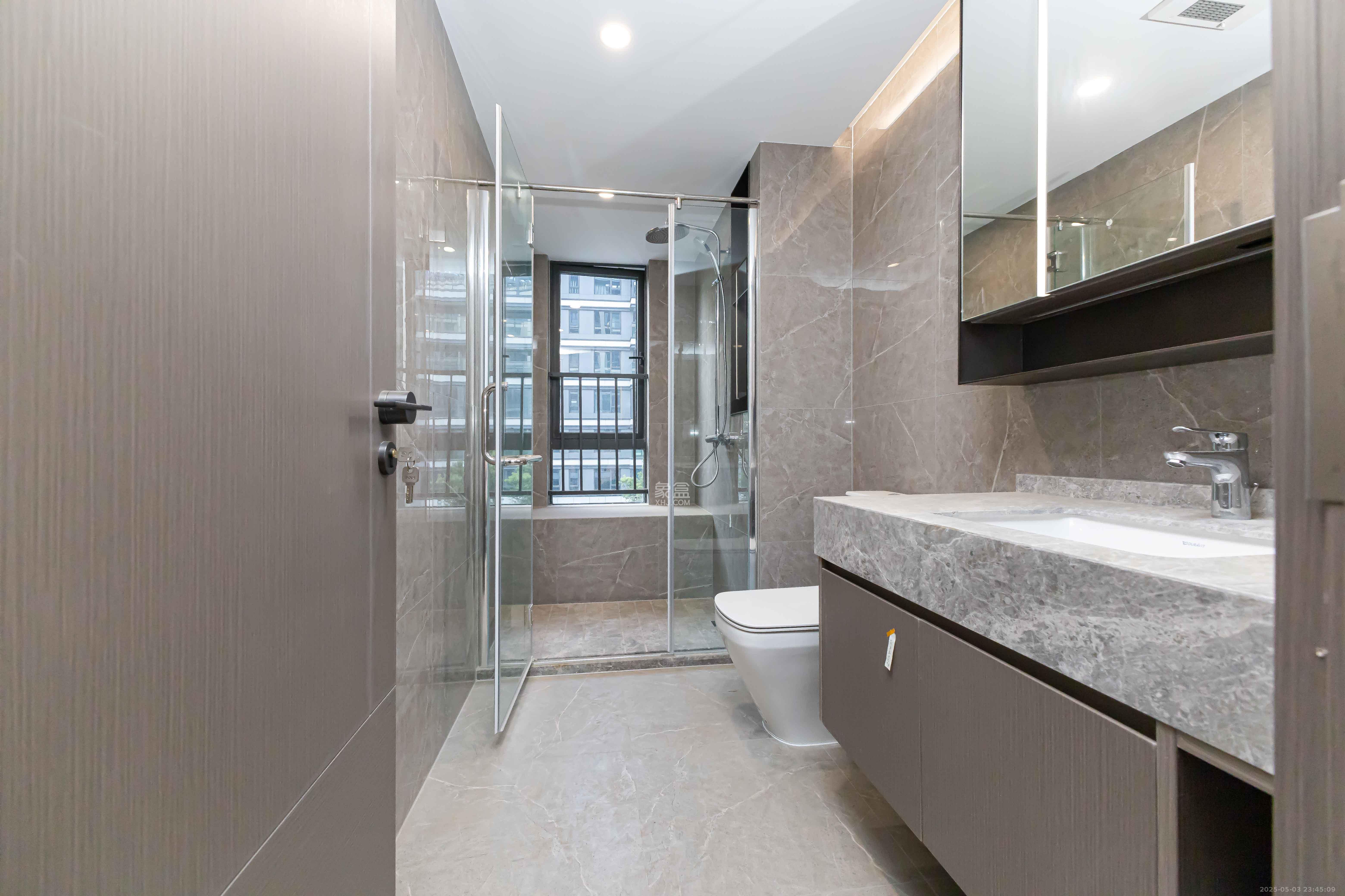 嘉臣道 4室2厅3卫 295.0万 嘉臣道 4室2厅3卫 295.0万卫生间