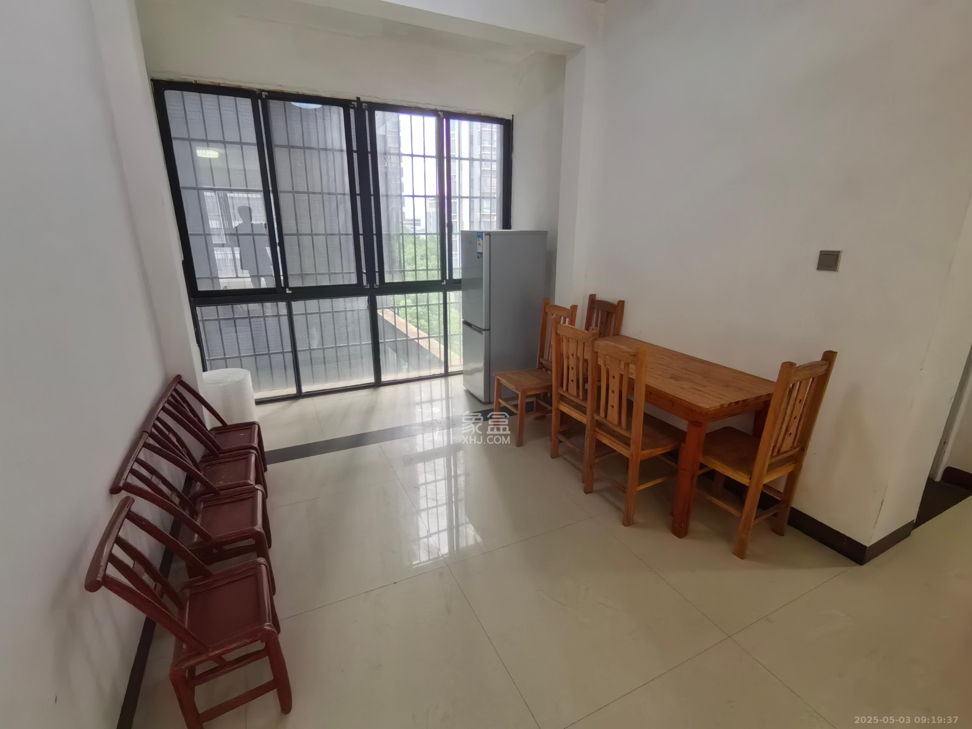 新府华城 4室2厅1卫 1500.0元/月 新府华城 4室2厅1卫 1500.0元/月室内图