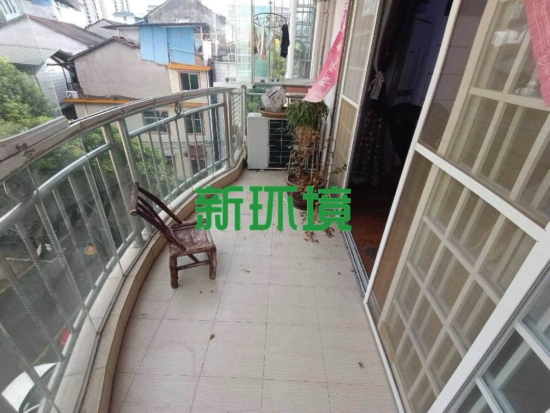 华宇新村  3室2厅2卫   62.00万客厅