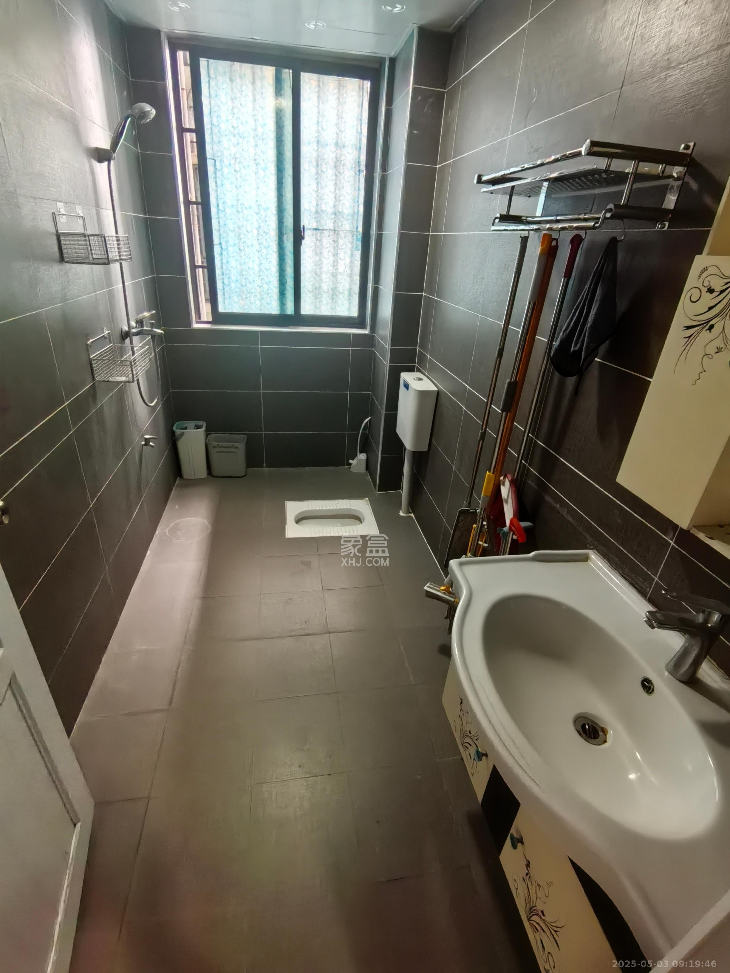 新府华城 4室2厅1卫 1500.0元/月 新府华城 4室2厅1卫 1500.0元/月室内图