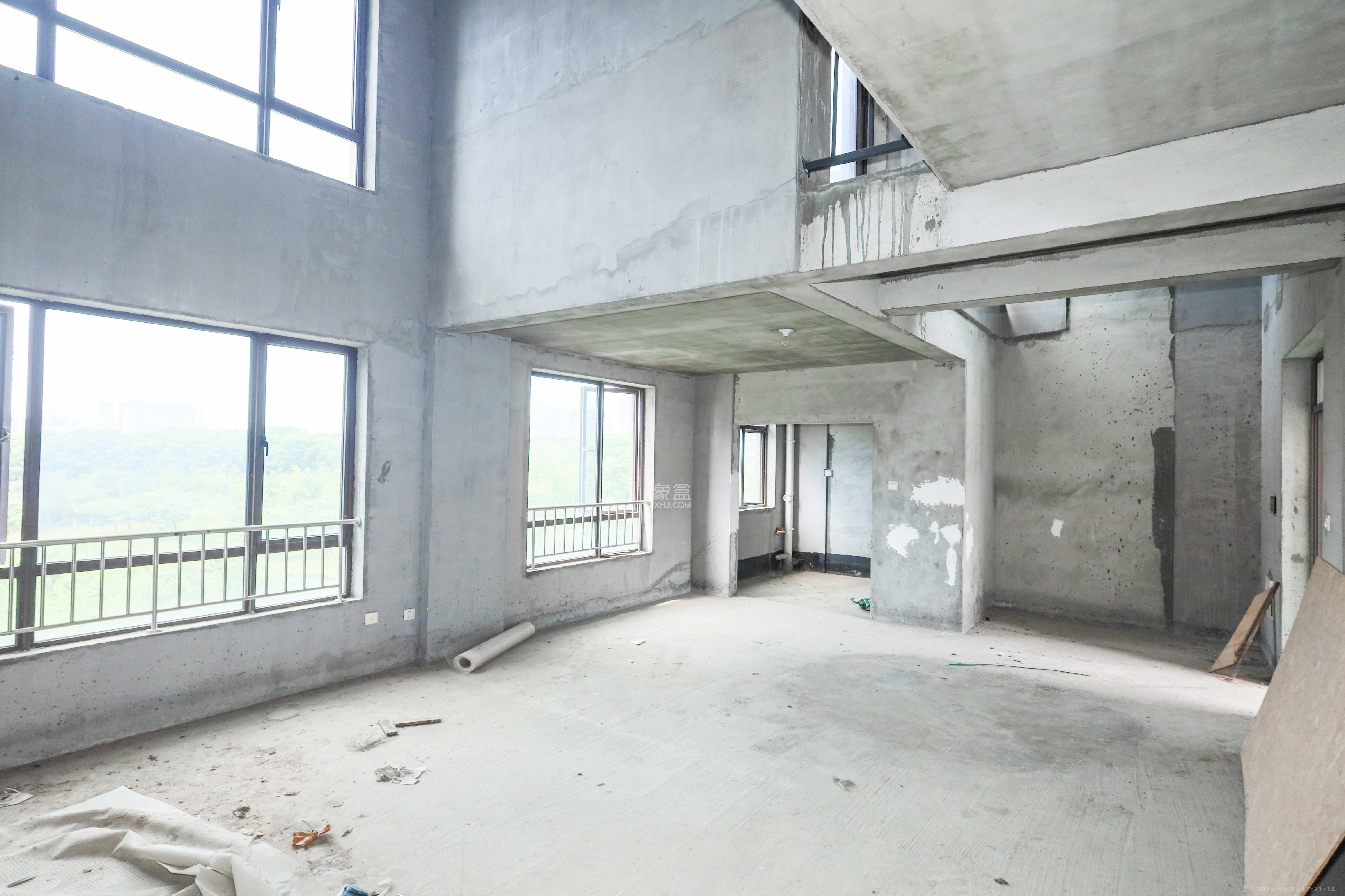 中冶中央公园  5室2厅3卫   238.00万客厅