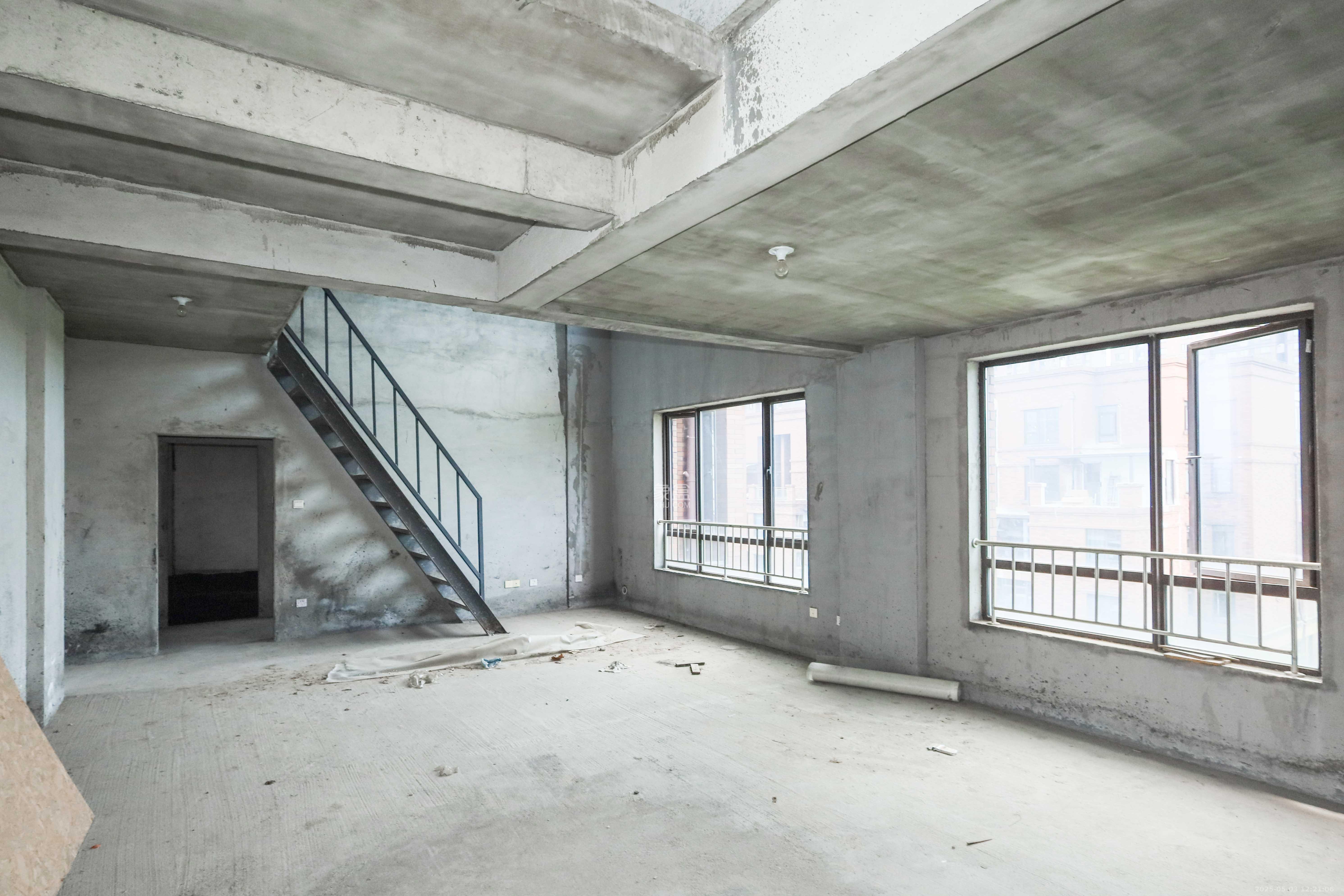 中冶中央公园  5室2厅3卫   225.00万