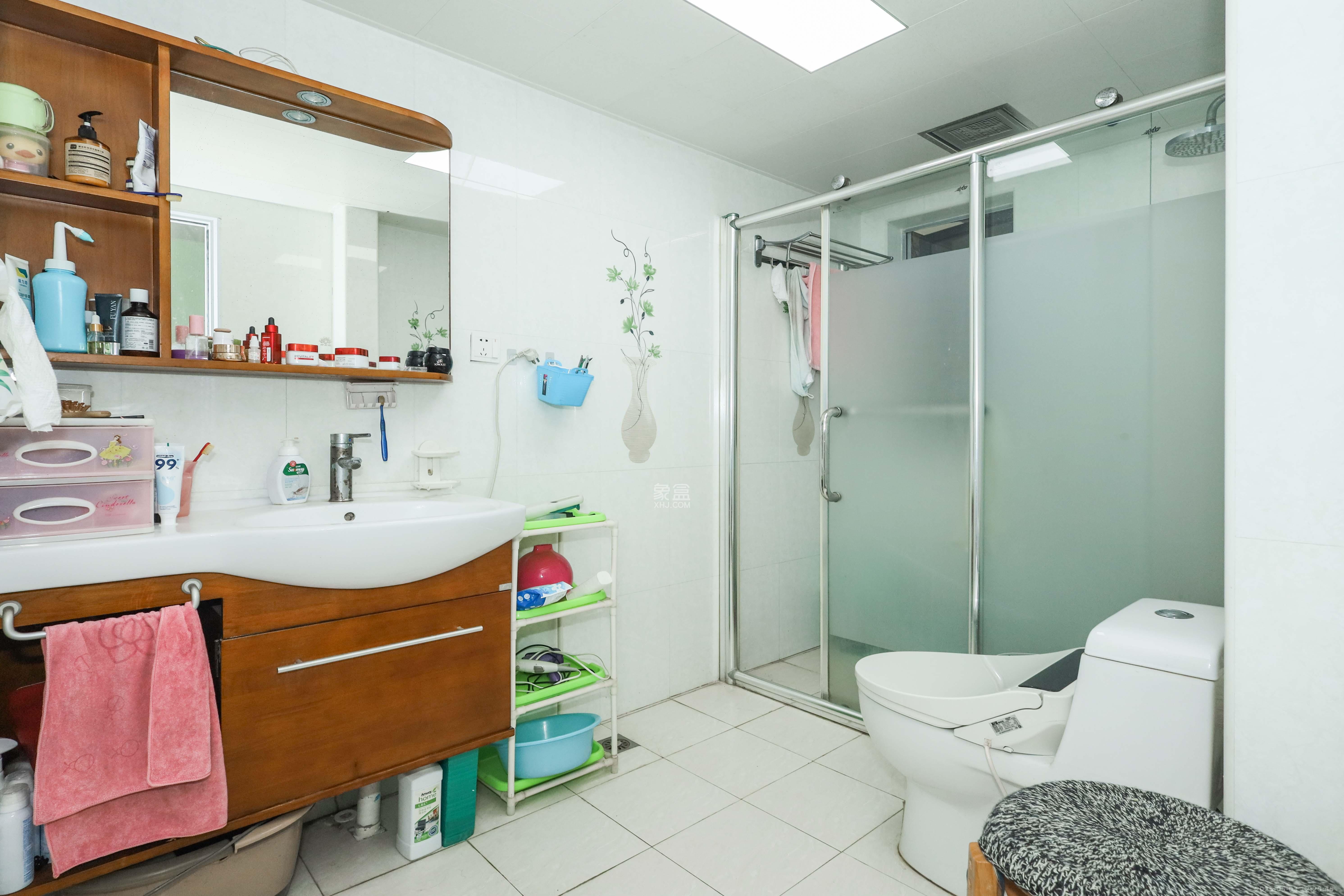 保利麓谷林语A区 3室2厅1卫 62.8万 保利麓谷林语A区 3室2厅1卫 62.8万卫生间