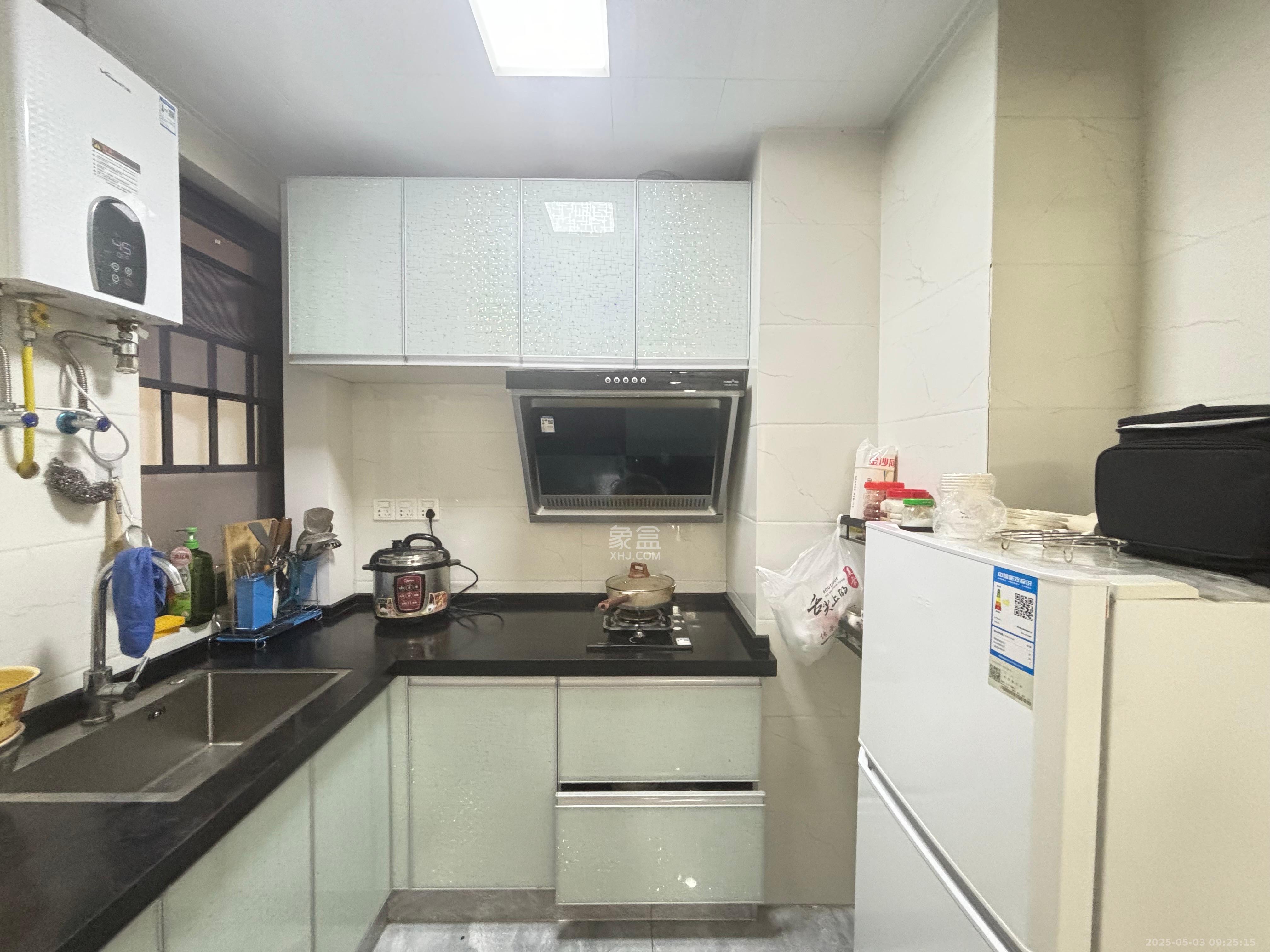 轻盐阳光CEO(轻盐雅苑)(轻奢时代)  4室2厅1卫    2500.0元/月 轻盐阳光CEO(轻盐雅苑)(轻奢时代)  4室2厅1卫    2500.0元/月室内图