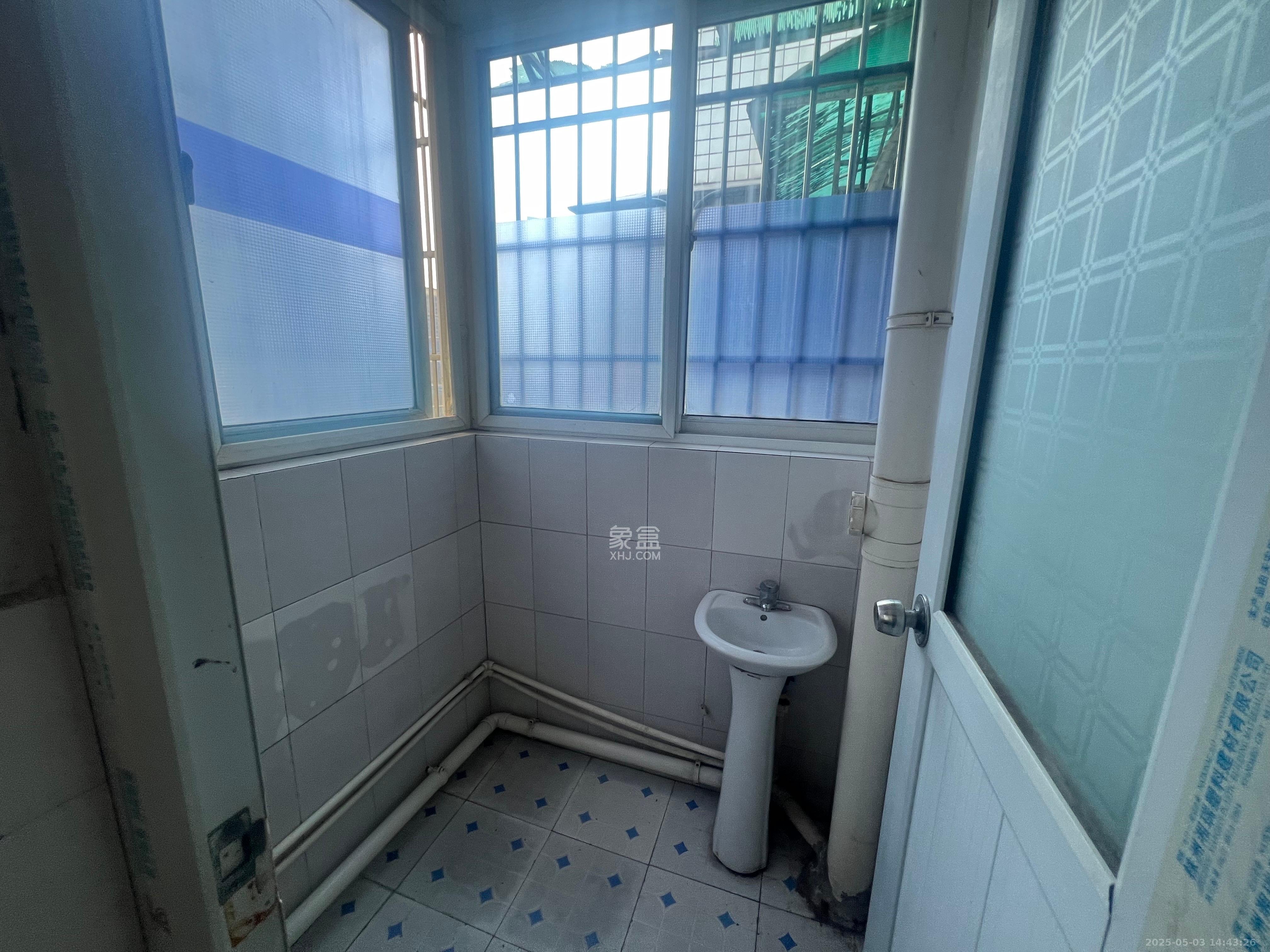 新世界商贸城  3室2厅1卫   2300.00元/月室内图