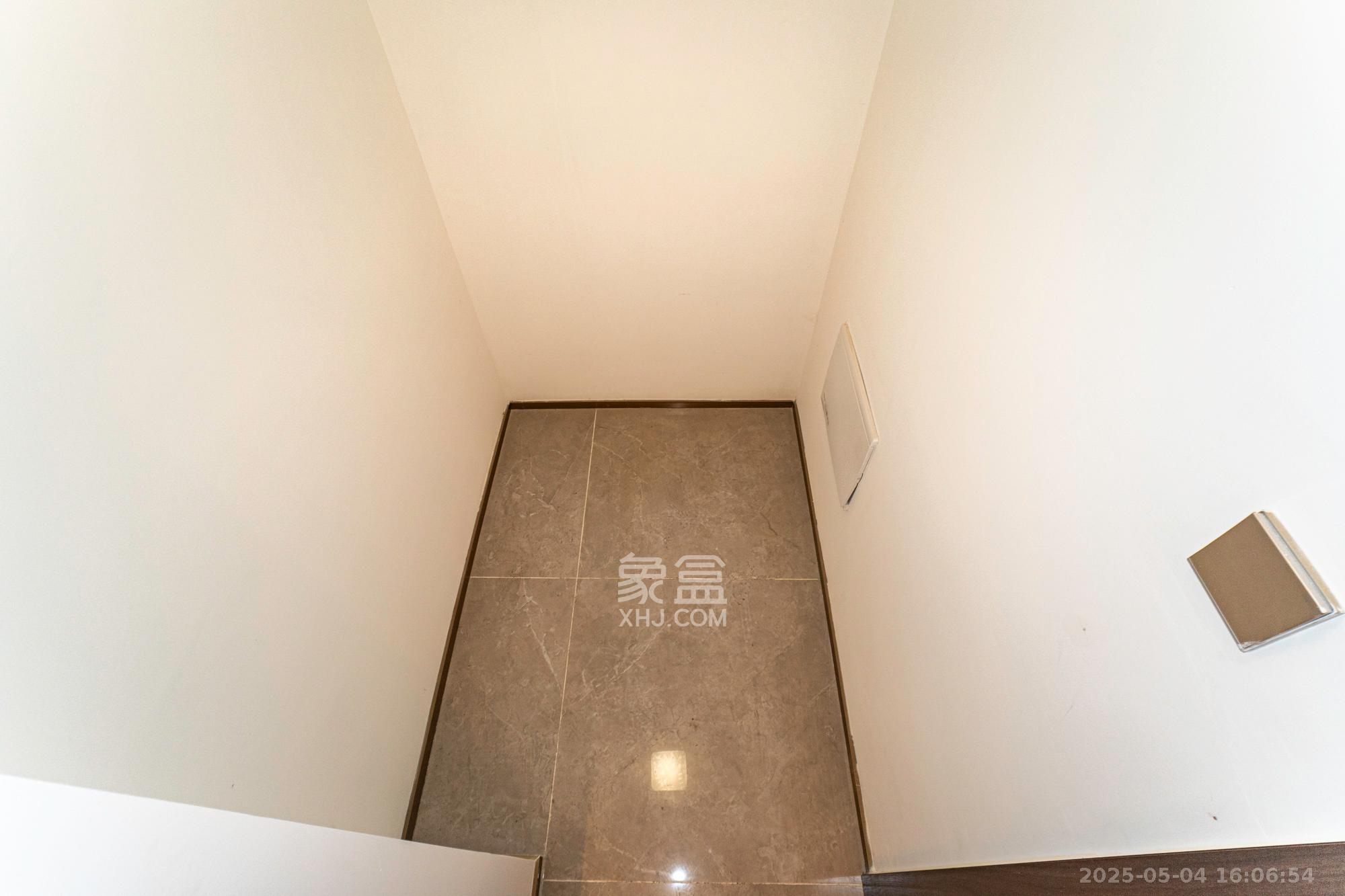 東原麓印長(zhǎng)江B區(qū)  4室2廳2衛(wèi)   260.00萬(wàn)