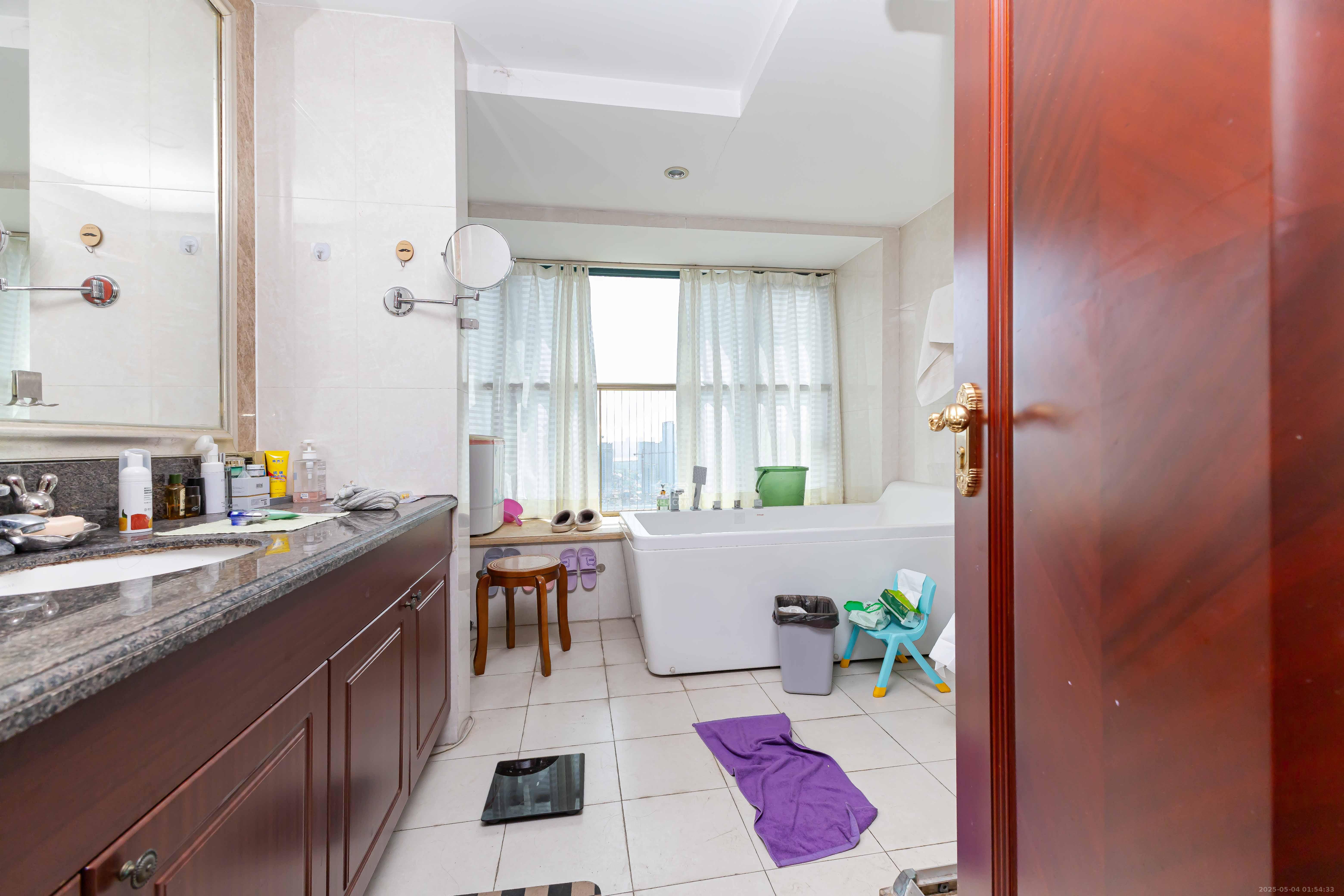 恒大名都 4室2厅4卫 188.88万 恒大名都 4室2厅4卫 188.88万卫生间