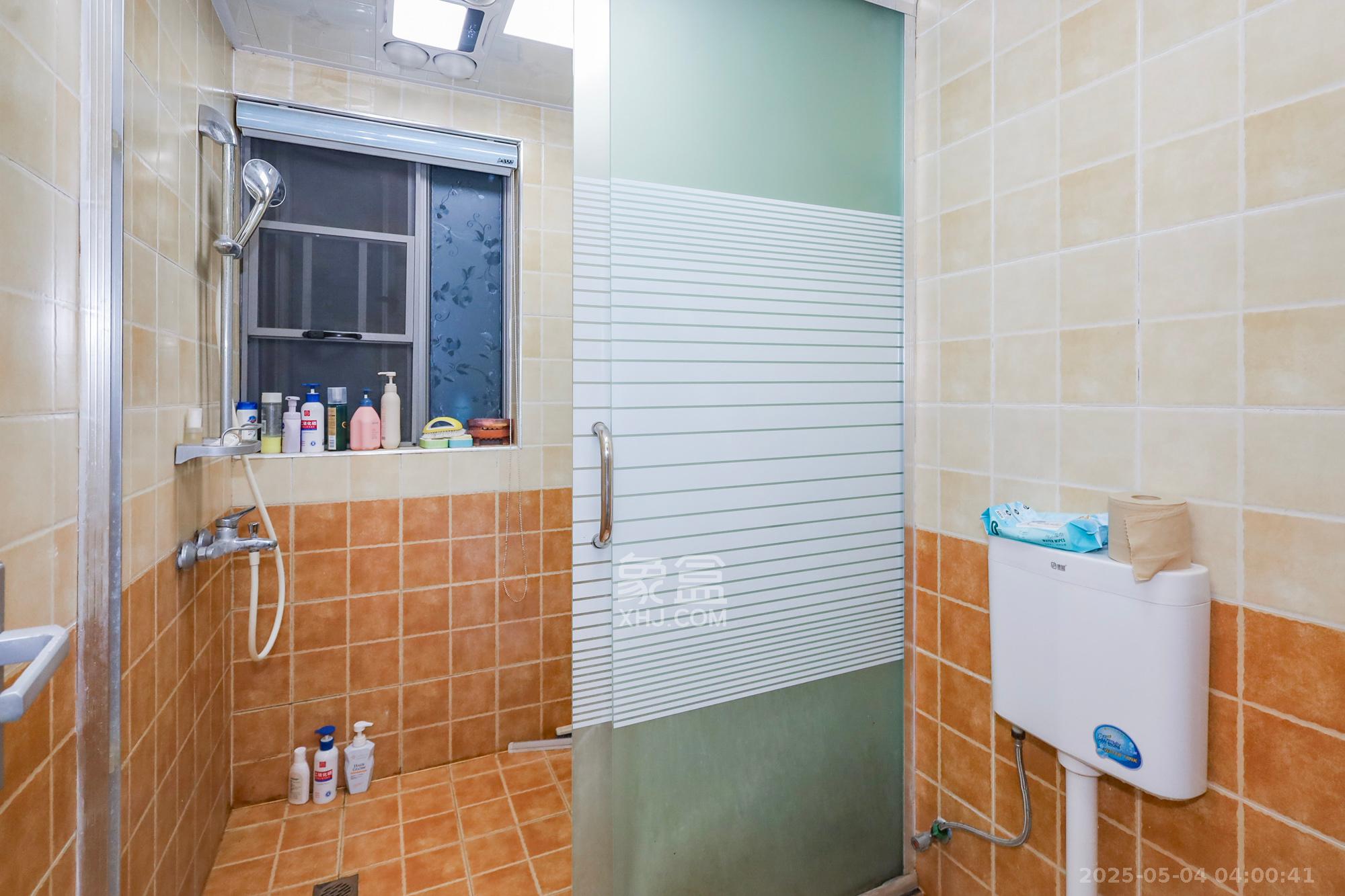 八方小区C区 3室2厅2卫 305.0万 八方小区C区 3室2厅2卫 305.0万卫生间