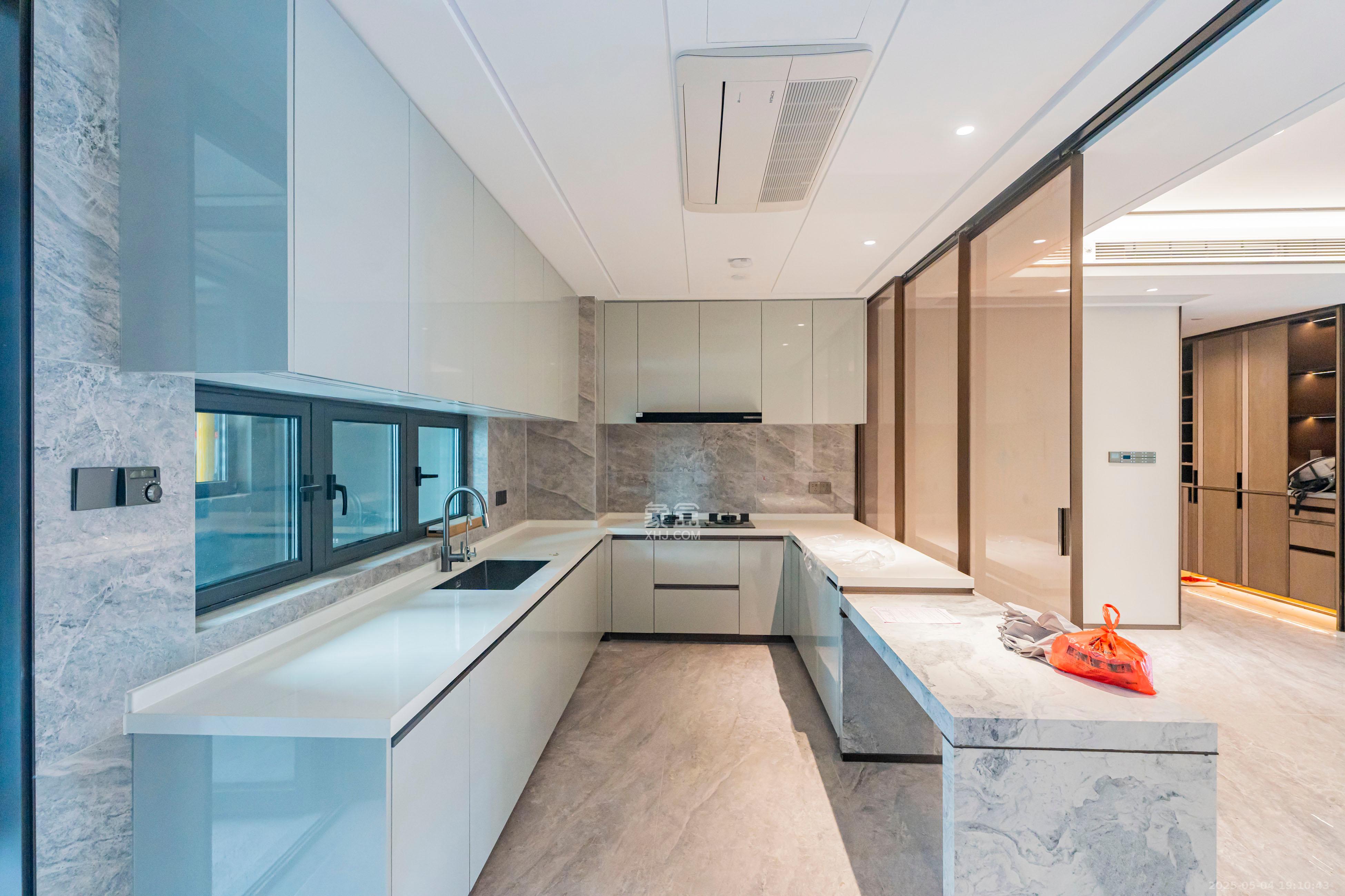 建发养云  4室2厅2卫   549.80万厨房