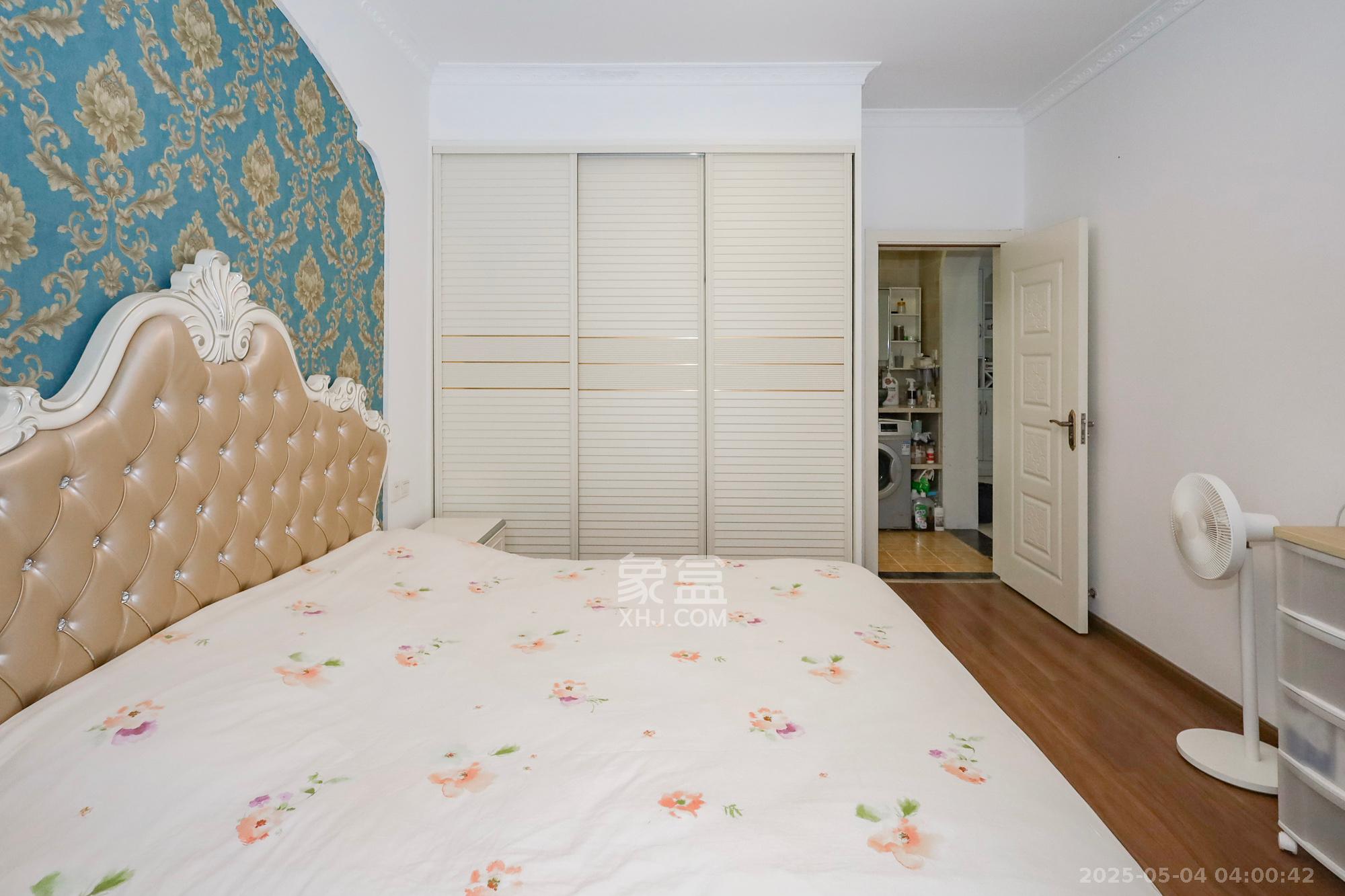 八方小区C区 3室2厅2卫 305.0万 八方小区C区 3室2厅2卫 305.0万卧室